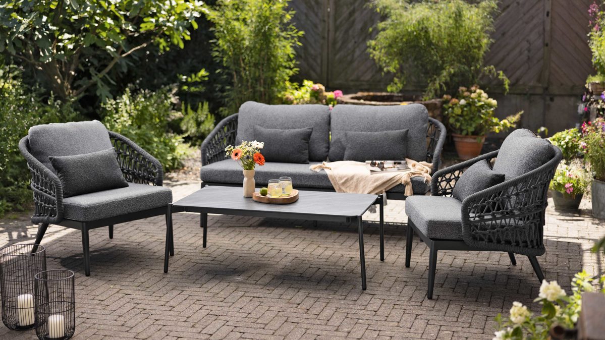 Gartenmöbel-Set Interliving aus Kunstfaser in Grau Interliving Gartenmöbel Serie 7013 - Loungemöbel-Set mit Couchtisch grauer Olefin-Teddybezug, Rope, Aluminium & Sinterstein - vierteilig