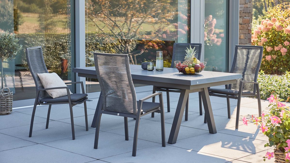 Gartenmöbel-Set Interliving aus Stein in Hellgrau Interliving Gartenmöbel Serie 7011 - Tischgruppe betonfarbener Sinterstein, rußfarbenes Sunbrella®, anthrazitfarbenes Aluminium & TEXTILENE®