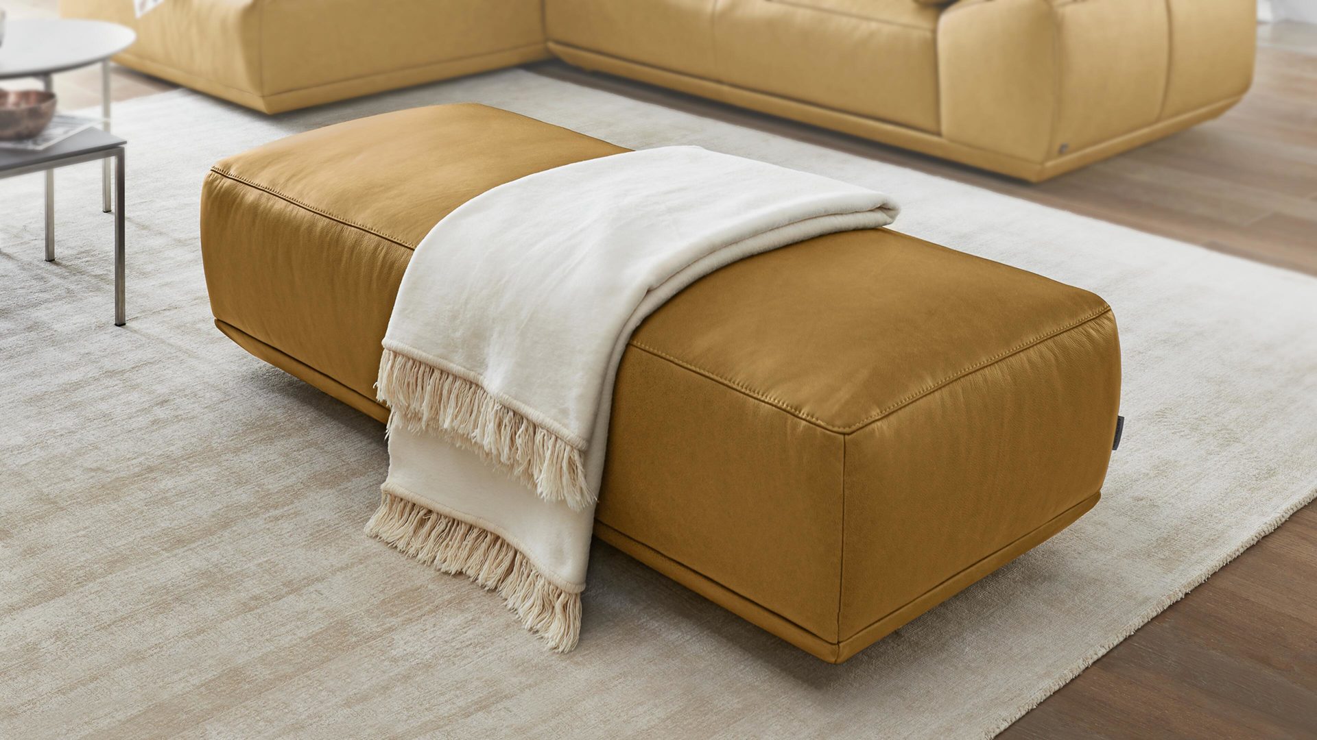 Polsterhocker Interliving aus Leder in Gelb Interliving Sofa Serie 4000 – XXL-Hocker kurkumafarbenes LongLife-Leder Z83-52 – ca. 153 x 63 cm