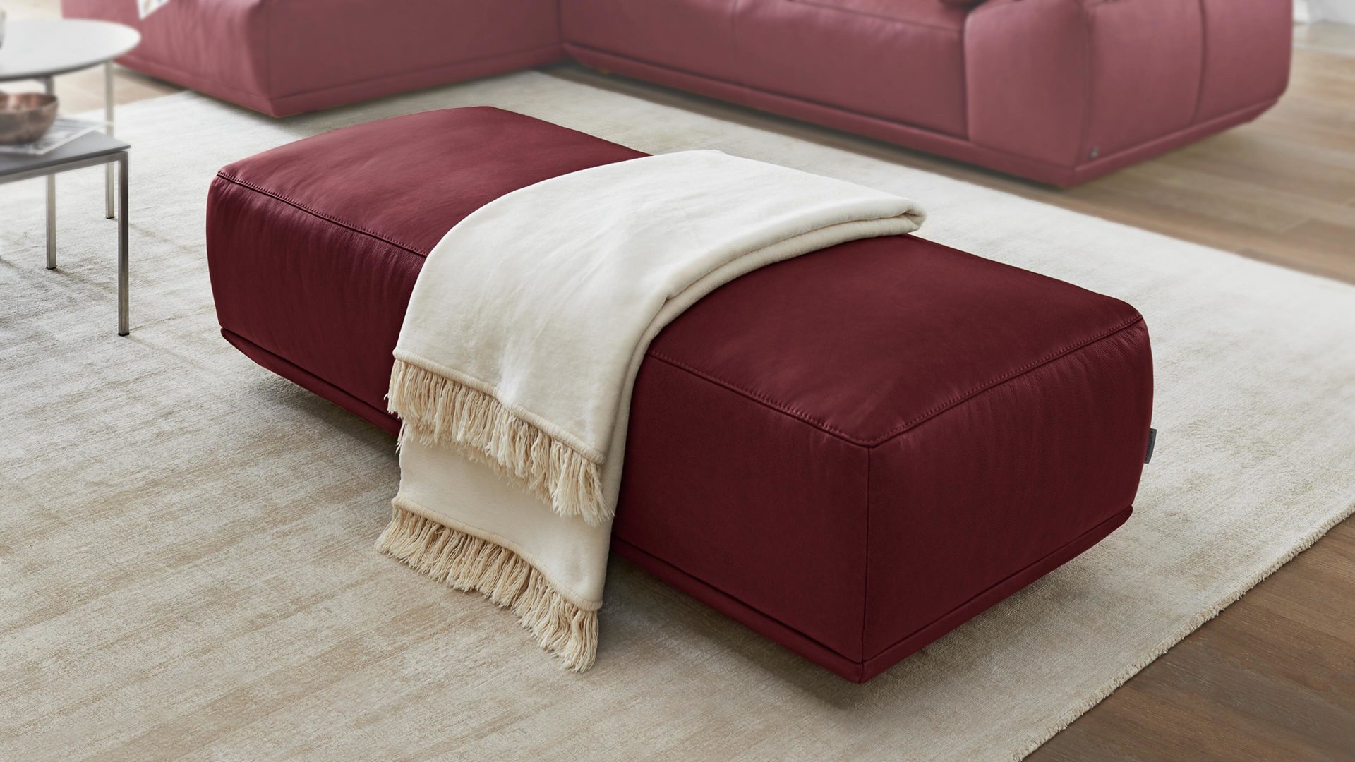 Polsterhocker Interliving aus Leder in Dunkelrot Interliving Sofa Serie 4000 – XXL-Hocker merlotfarbenes LongLife-Leder Z75-12 – ca. 153 x 63 cm