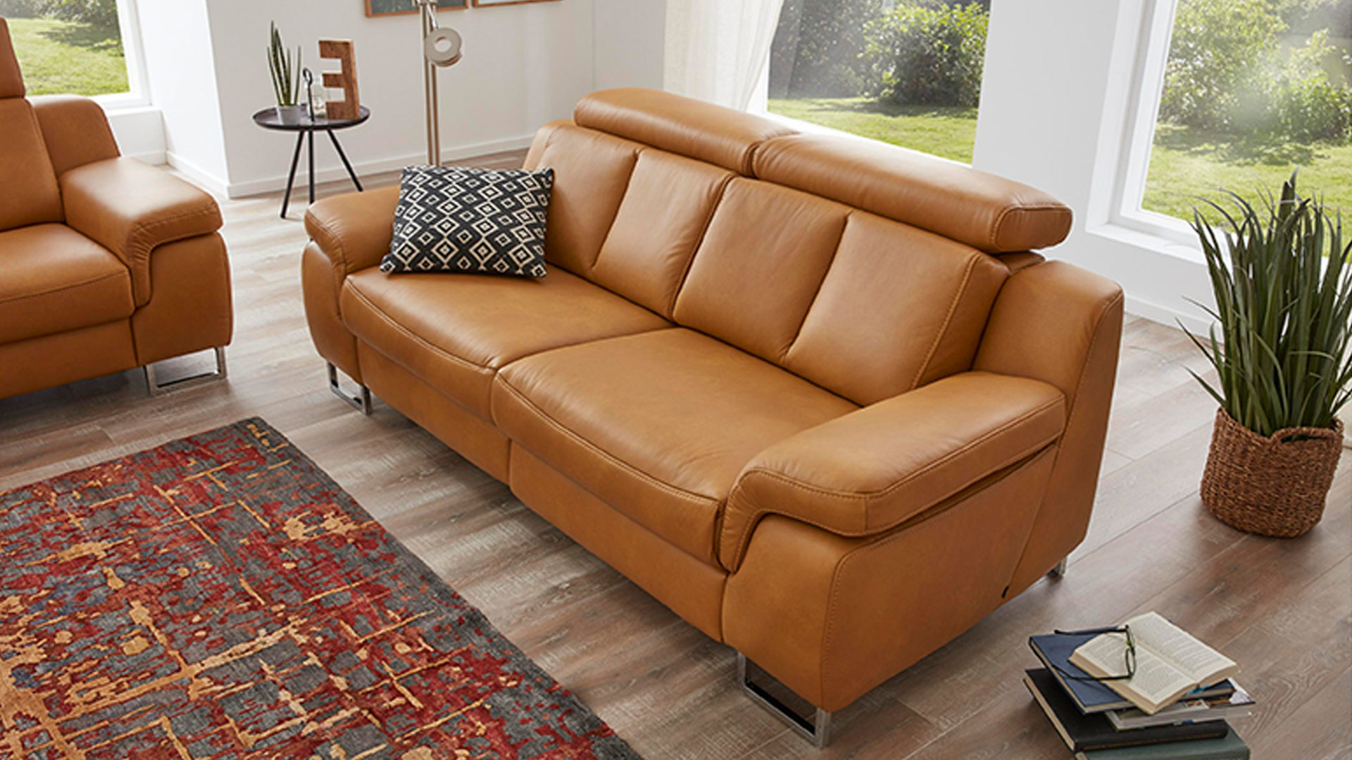2,5-Sitzer Interliving aus Leder in Orange Interliving Sofa Serie 4050 – 2,5-Sitzer kurkumafarbenes LongLife-Leder Cloudy & Chromfüße - Breite ca. 216 cm