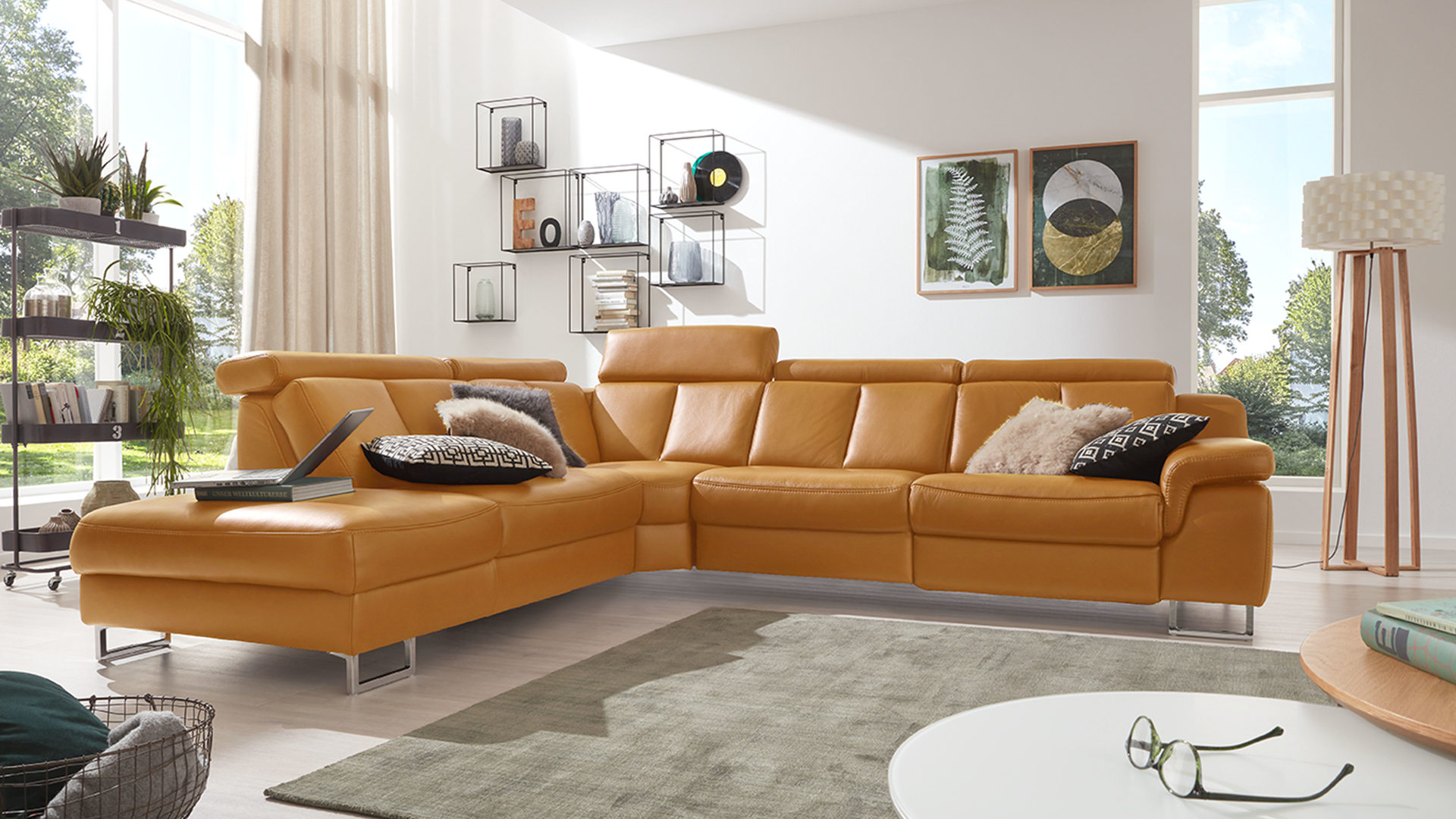 Ecksofa Interliving aus Leder in Orange Interliving Sofa Serie 4050 – Ecksofa kurkumafarbenes LongLife-Leder Cloudy & Chromfüße – Stellfläche ca. 261 x 300 cm