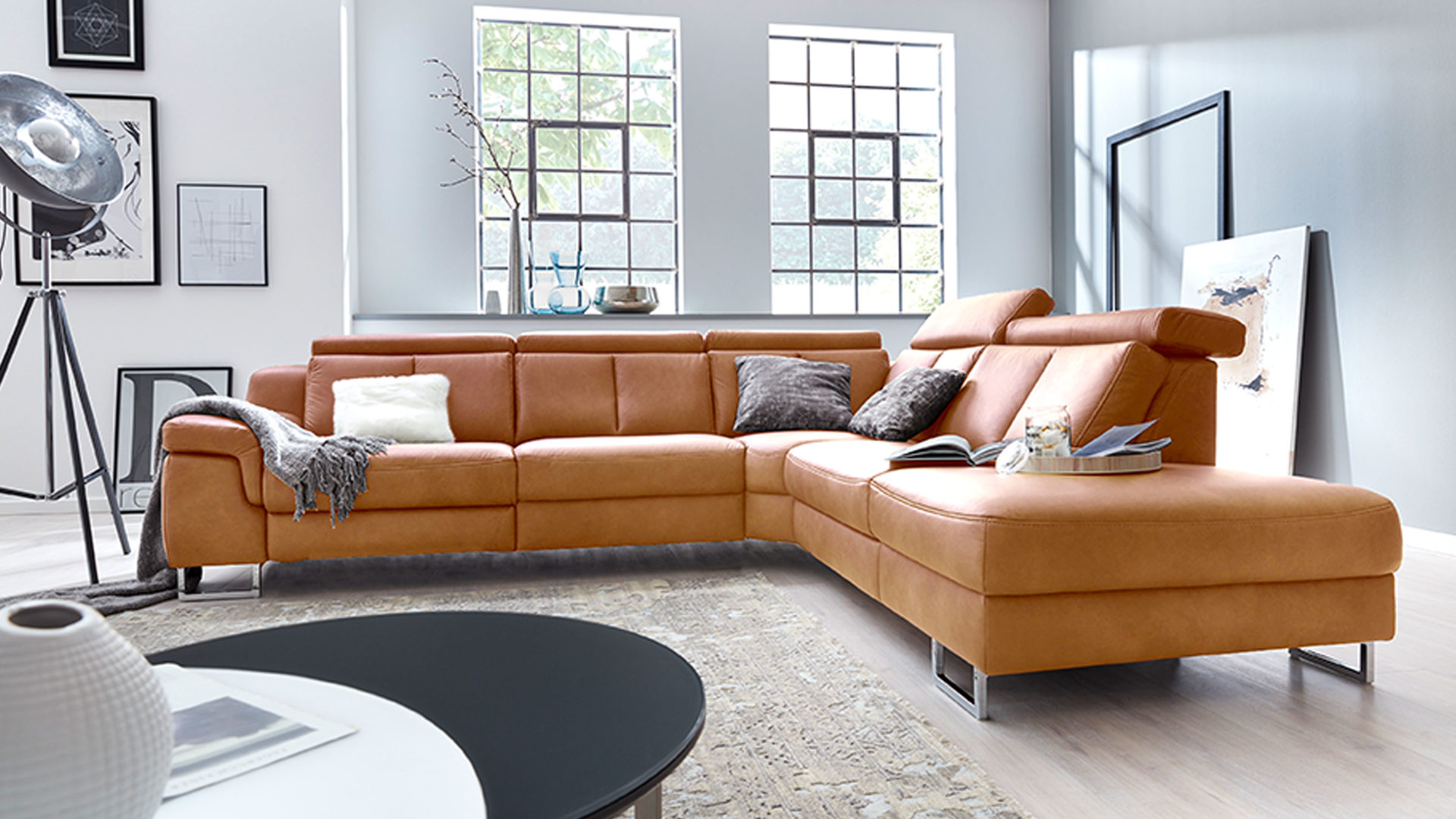Ecksofa Interliving aus Leder in Orange Interliving Sofa Serie 4050 – Ecksofa kurkumafarbenes LongLife-Leder Cloudy & Chromfüße – Stellfläche ca. 300 x 261 cm