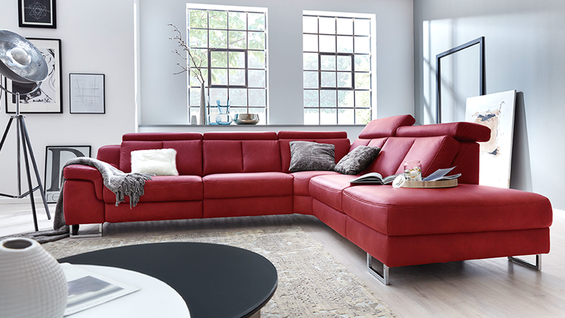 Ecksofa Interliving aus Leder in Rot Interliving Sofa Serie 4050 – Ecksofa rotes LongLife-Leder Cloudy & Chromfüße – Stellfläche ca. 300 x 261 cm