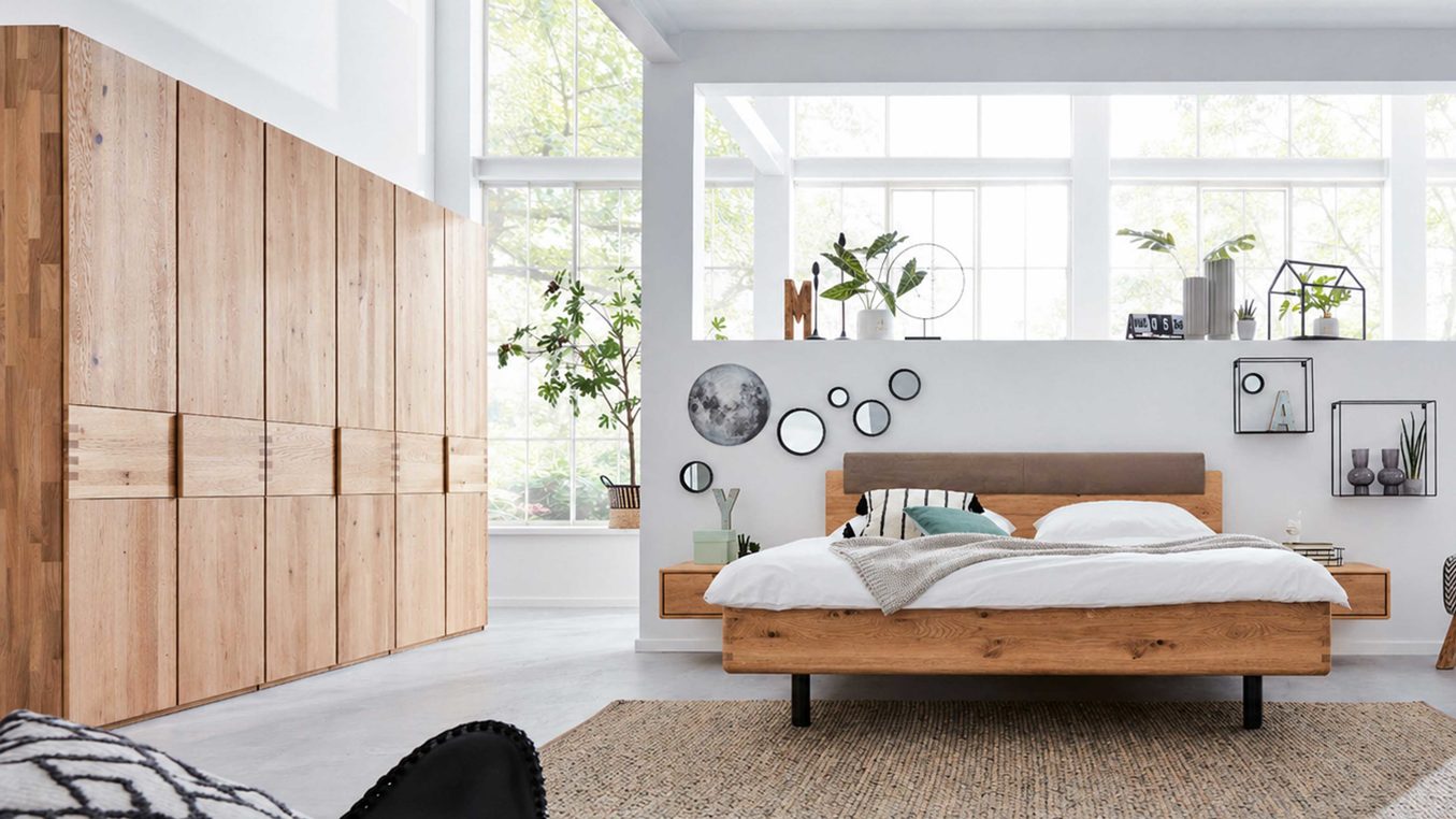 Komplettzimmer Interliving aus Holz in Holzfarben Interliving Schlafzimmer Serie 1015 – Komplettzimmer Wildeiche & Kopfteilpolster – sechstürig, Liegefläche 180 x 200 cm