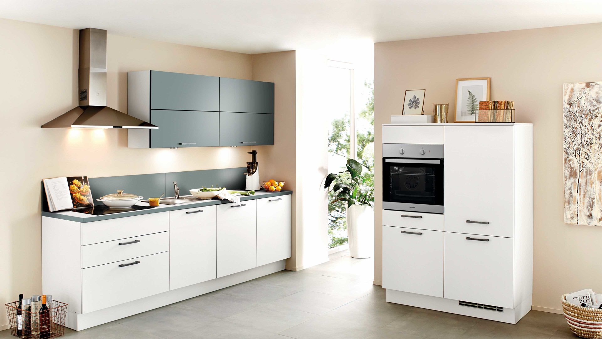 Einbauküche Nobilia® aus Holz in Dunkelgrün nobilia® Einbauküche Speed mit gorenje Einbaugeräten und elica Dunsthaube Aqua & Weiß - zweizeilig