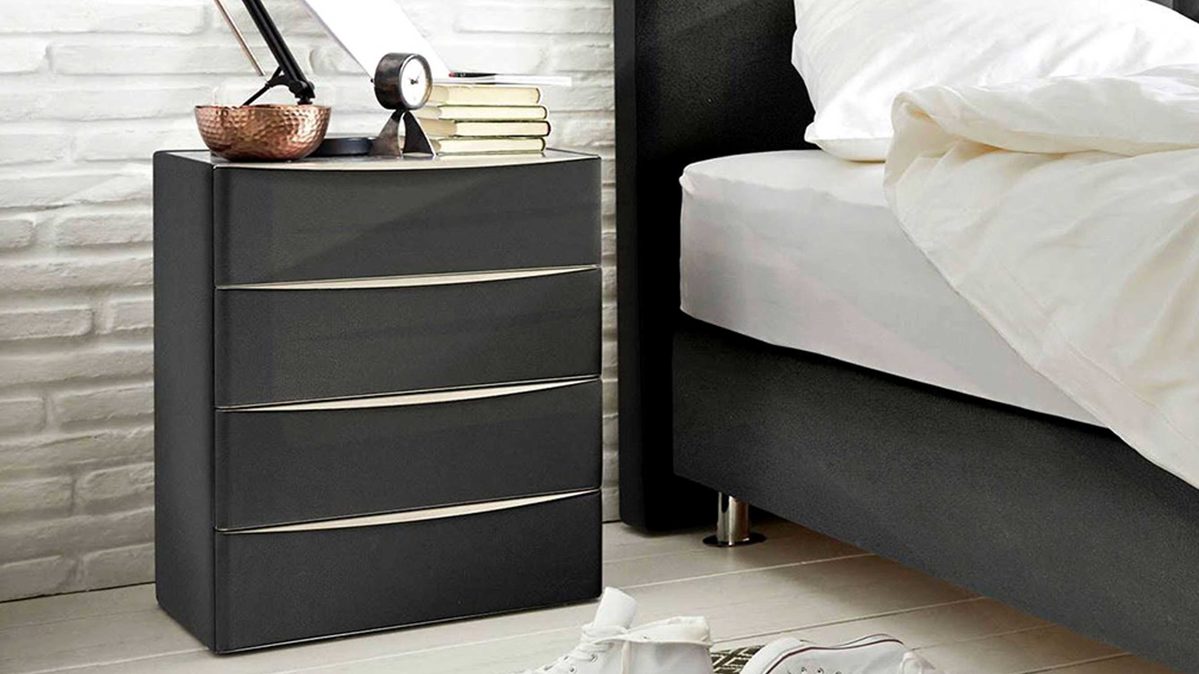 Nachtkommode Interliving aus Stoff in Anthrazit Interliving Boxspringbett Serie 1402 – Nachtkommode anthrazitfarbenes Kunstleder Santiago 630400 – vier Schubladen