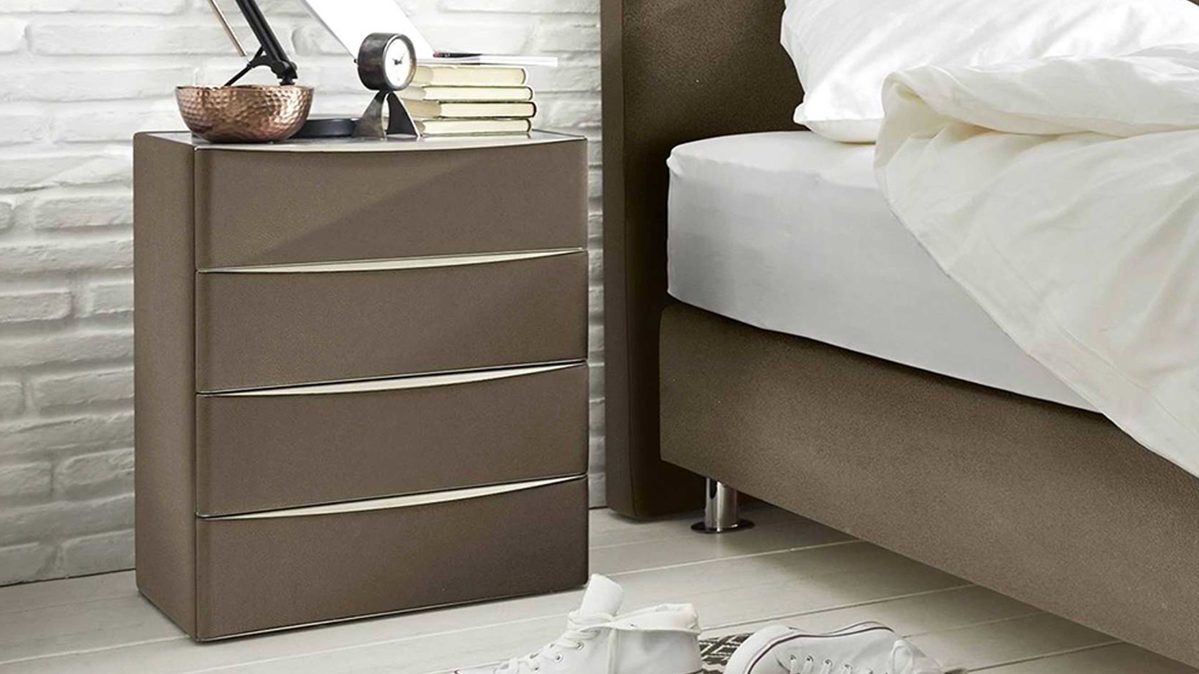 Nachtkommode Interliving aus Stoff in Braun Interliving Boxspringbett Serie 1402 – Nachtkommode schlammfarbenes Kunstleder Santiago 631200 – vier Schubladen
