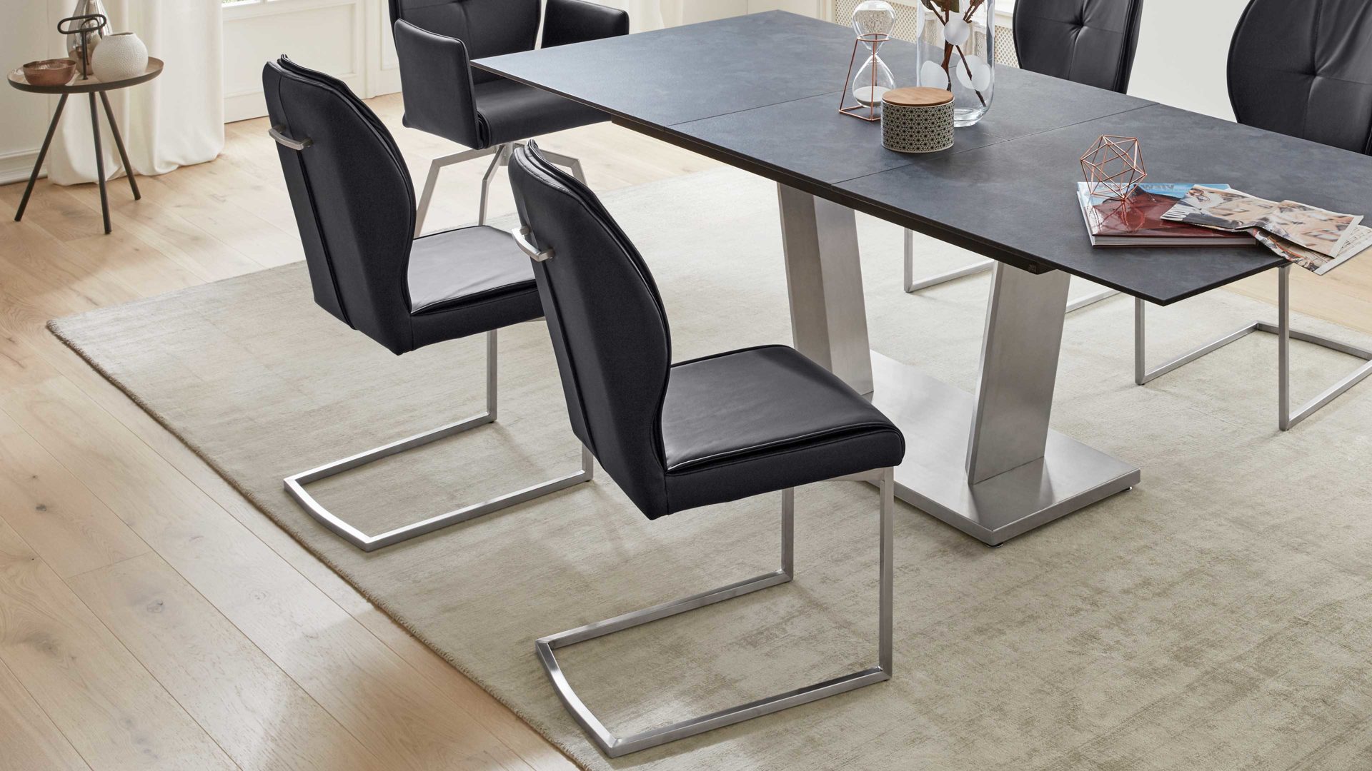 Schwingstuhl Interliving aus Leder in Schwarz Interliving Esszimmer Serie 5104 – Schwingstuhl schwarzes Leder Raven & Edelstahlgestell