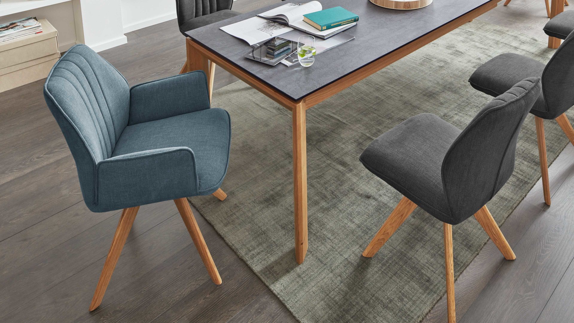 Polsterstuhl Interliving aus Stoff in Blau Interliving Esszimmer Serie 5102 – Armlehn-Polsterstuhl V112 aquafarbener Bezug Tirol 484 & Wildeiche