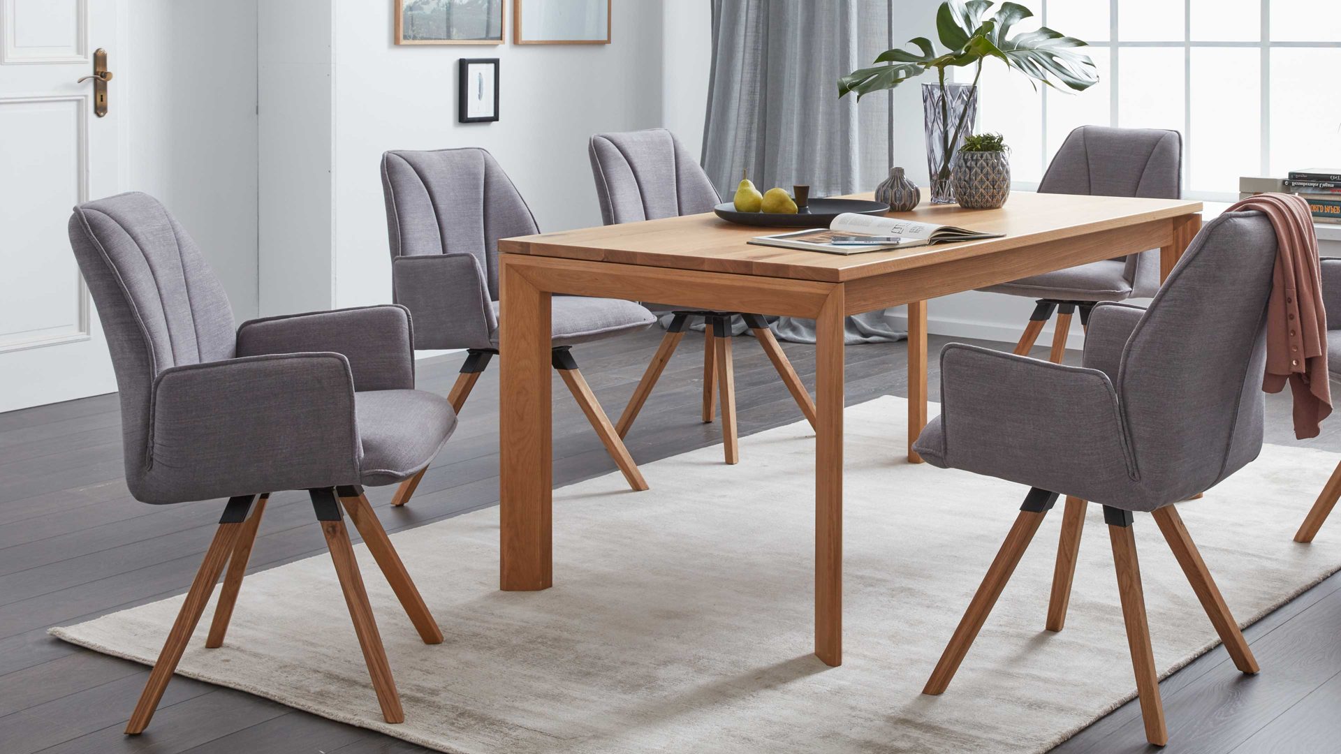 Polsterstuhl Interliving aus Stoff in Grau Interliving Esszimmer Serie 5102 – Armlehn-Polsterstuhl V232 kieselfarbene Mikrofaser Tirol 489 & Eiche