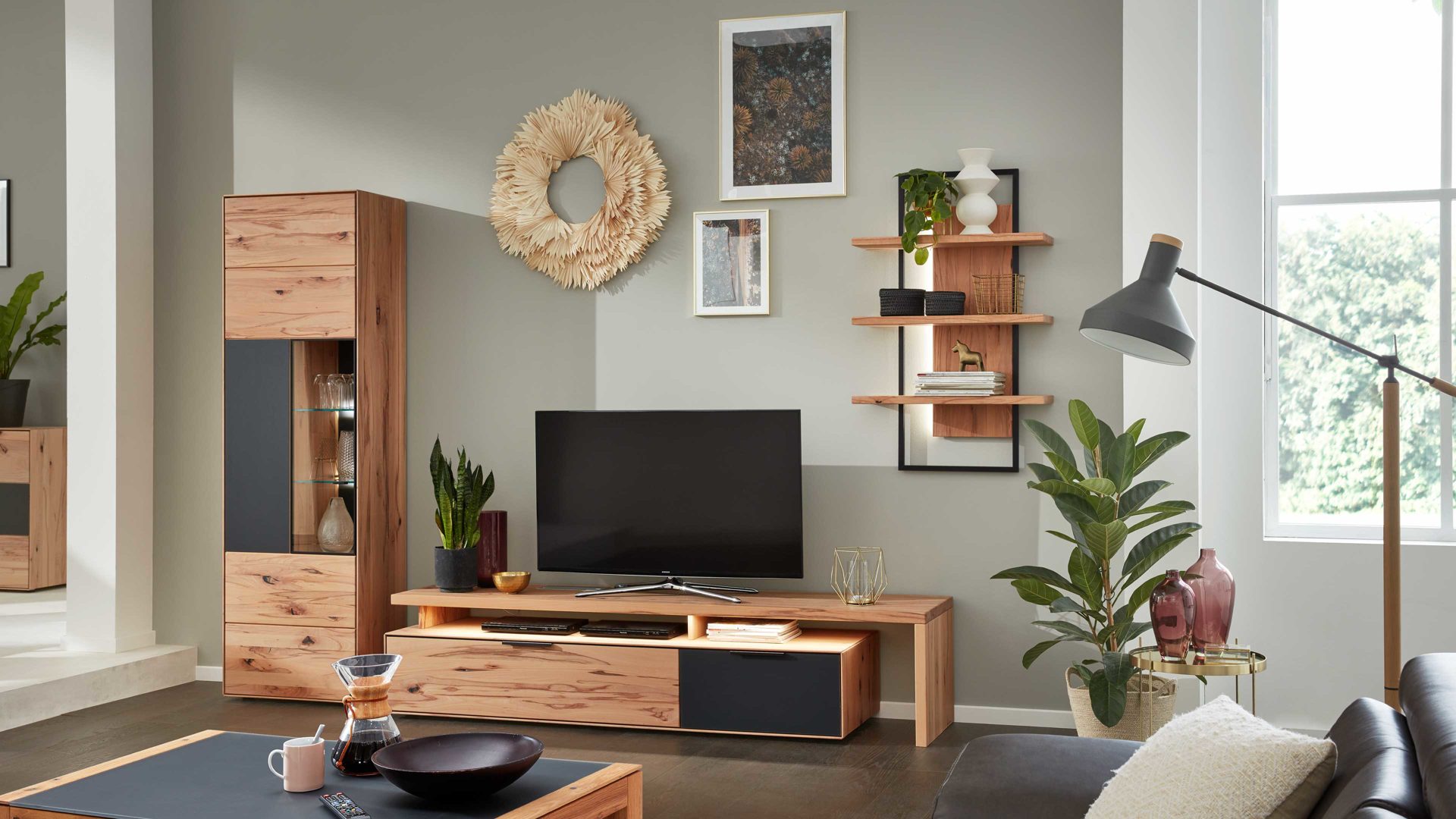 Wohnwand Interliving aus Holz in Anthrazit Interliving Wohnzimmer Serie 2005 – Wohnwand V11702 Anthrazit & Asteiche Bianco – vierteilig, Breite ca. 306 cm