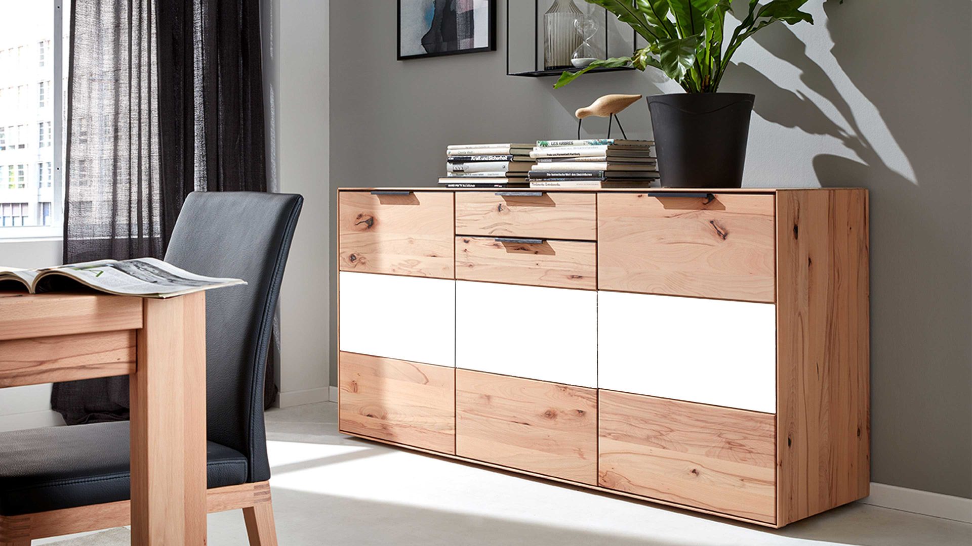 Sideboard Interliving aus Holz in Weiß Interliving Wohnzimmer Serie 2005 – Sideboard 117 102 Weiß & Asteiche Bianco – drei Türen, eine Schublade