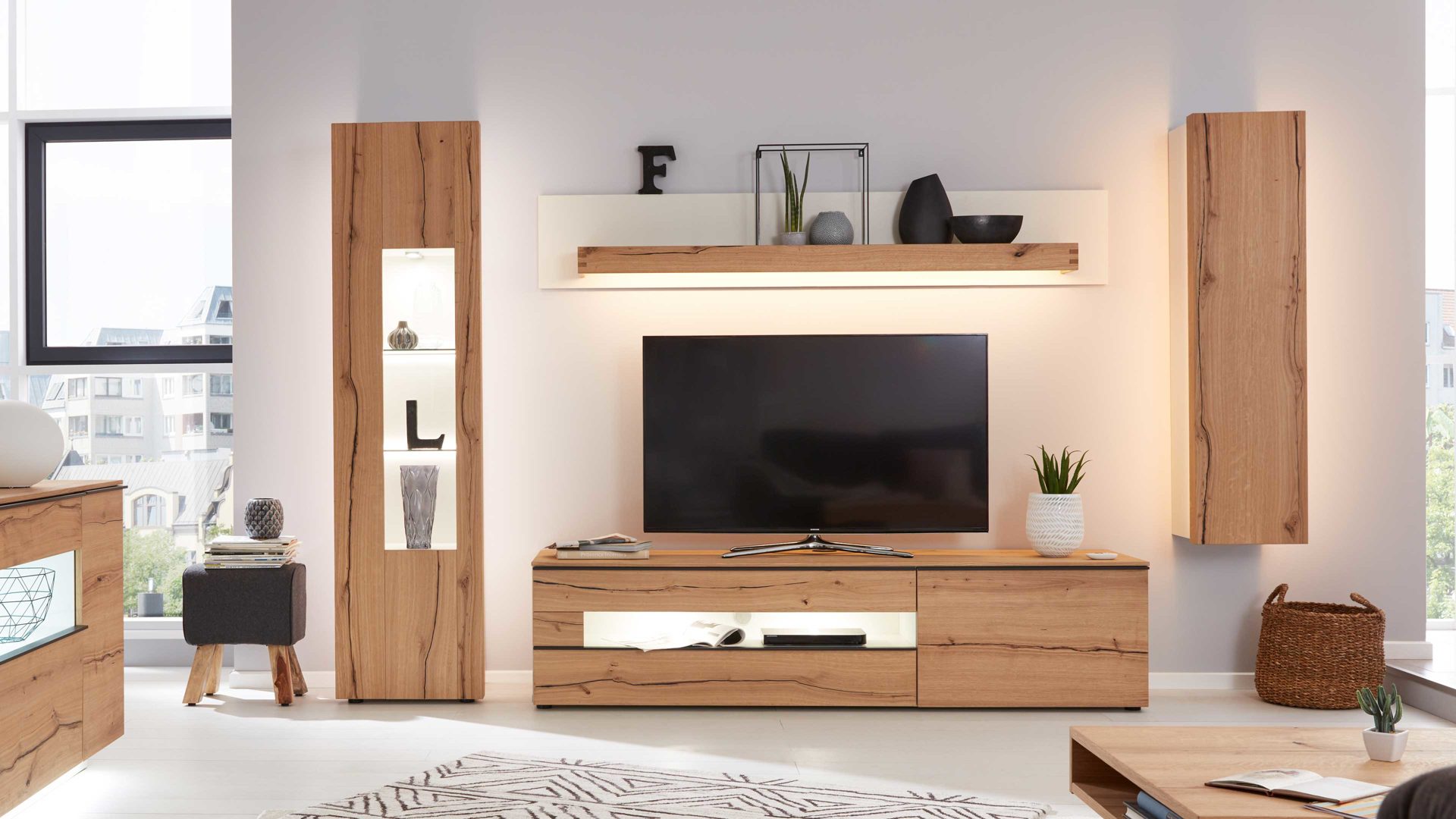 Wohnwand Interliving aus Holz in Weiß Interliving Wohnzimmer Serie 2103 – Wohnwand 560002F Weiß & Asteiche – vierteilig, Breite ca. 335 cm