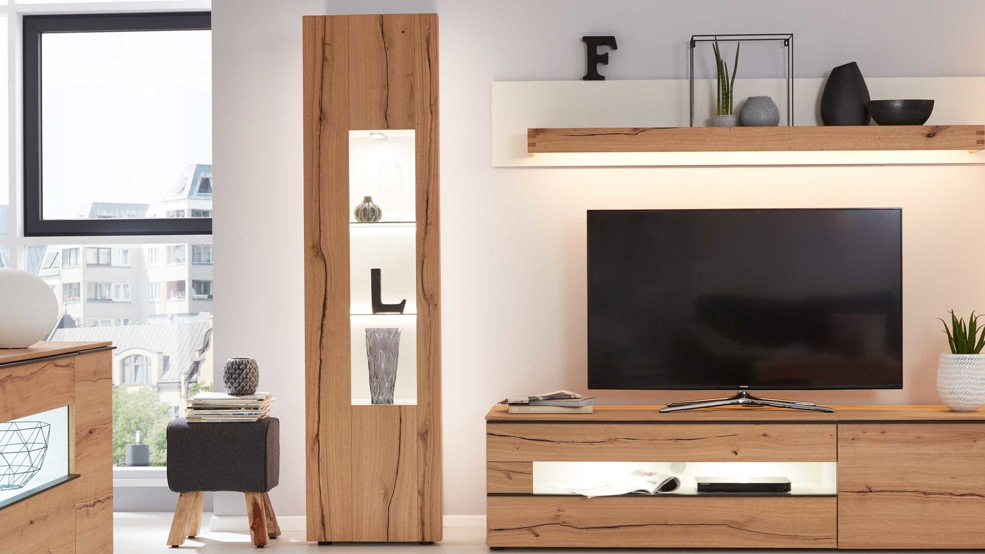 Vitrine Interliving aus Holz in Weiß Interliving Wohnzimmer Serie 2103 – Vitrine 560720 Weiß & Asteiche – eine Tür, links, Höhe ca. 207 cm