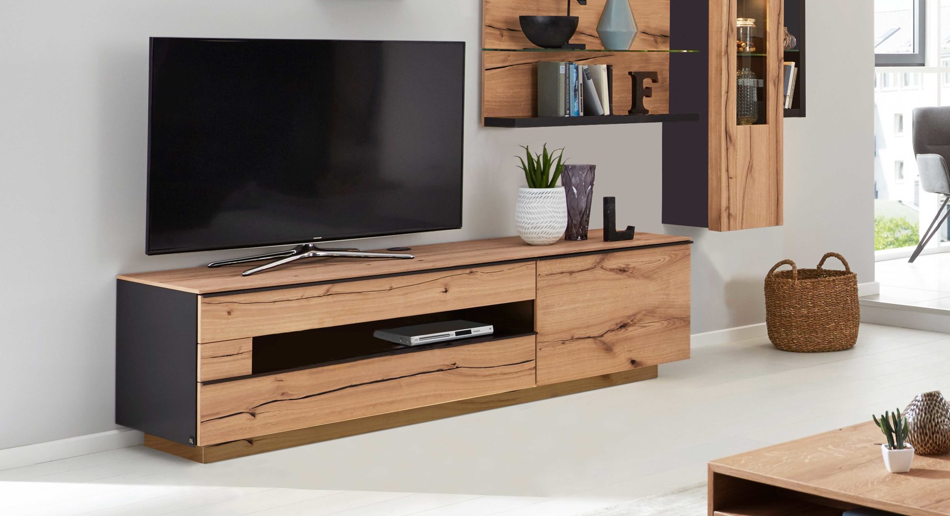 Lowboard Interliving aus Holz in Schwarz Interliving Wohnzimmer Serie 2103 – Lowboard 560801 Schiefer Schwarz & Asteiche - Holzsockel