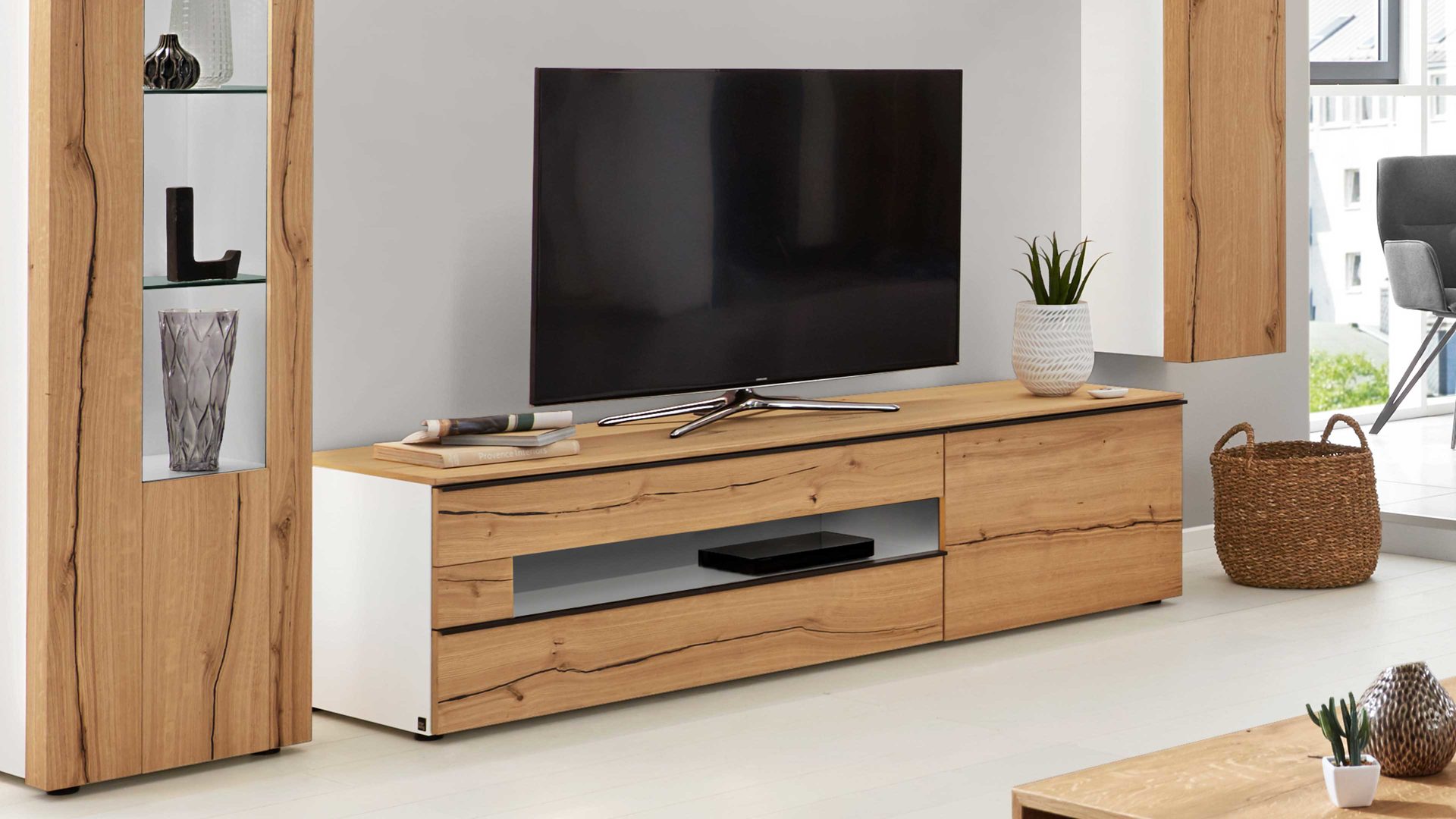 Lowboard Interliving aus Holz in Weiß Interliving Wohnzimmer Serie 2103 – Lowboard 560701 Weiß & Asteiche – höhenverstellbare Füße