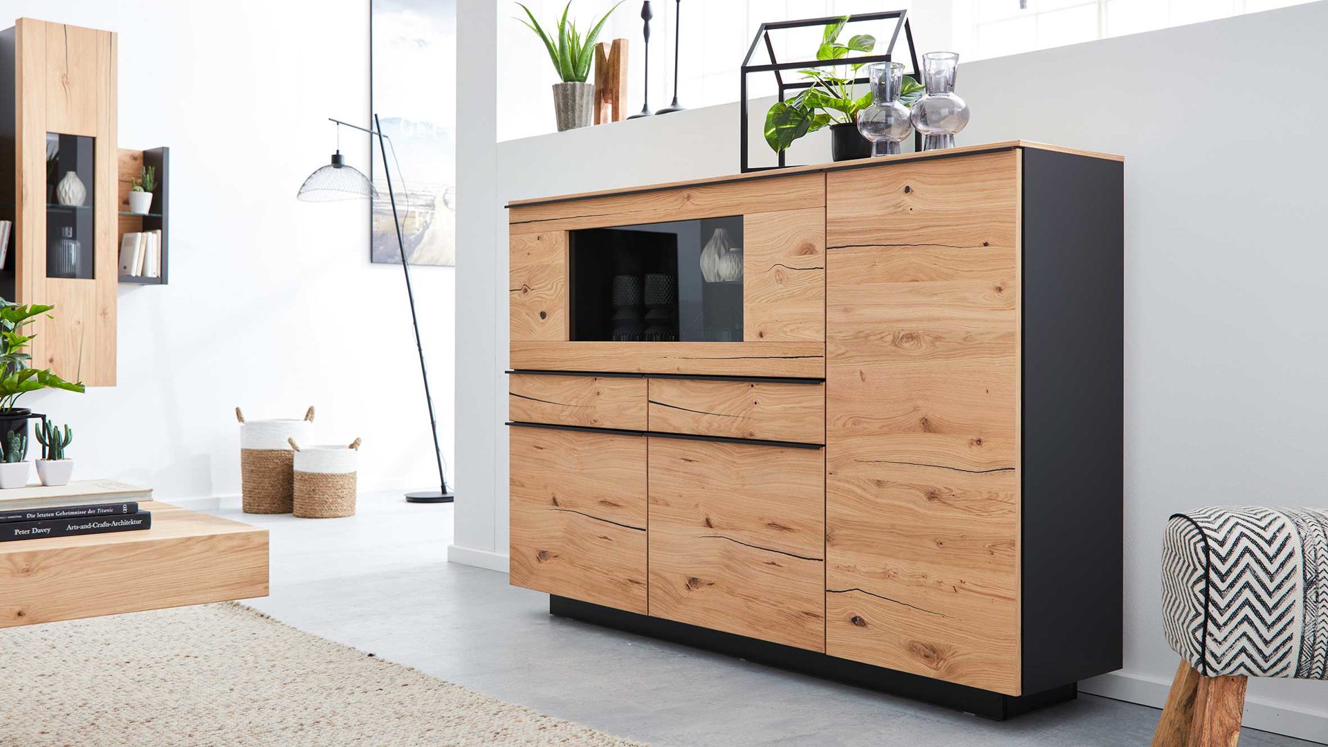 Highboard Interliving aus Holz in Schwarz Interliving Wohnzimmer Serie 2103 – Highboard 560813 Schiefer Schwarz & Asteiche - Holzsockel
