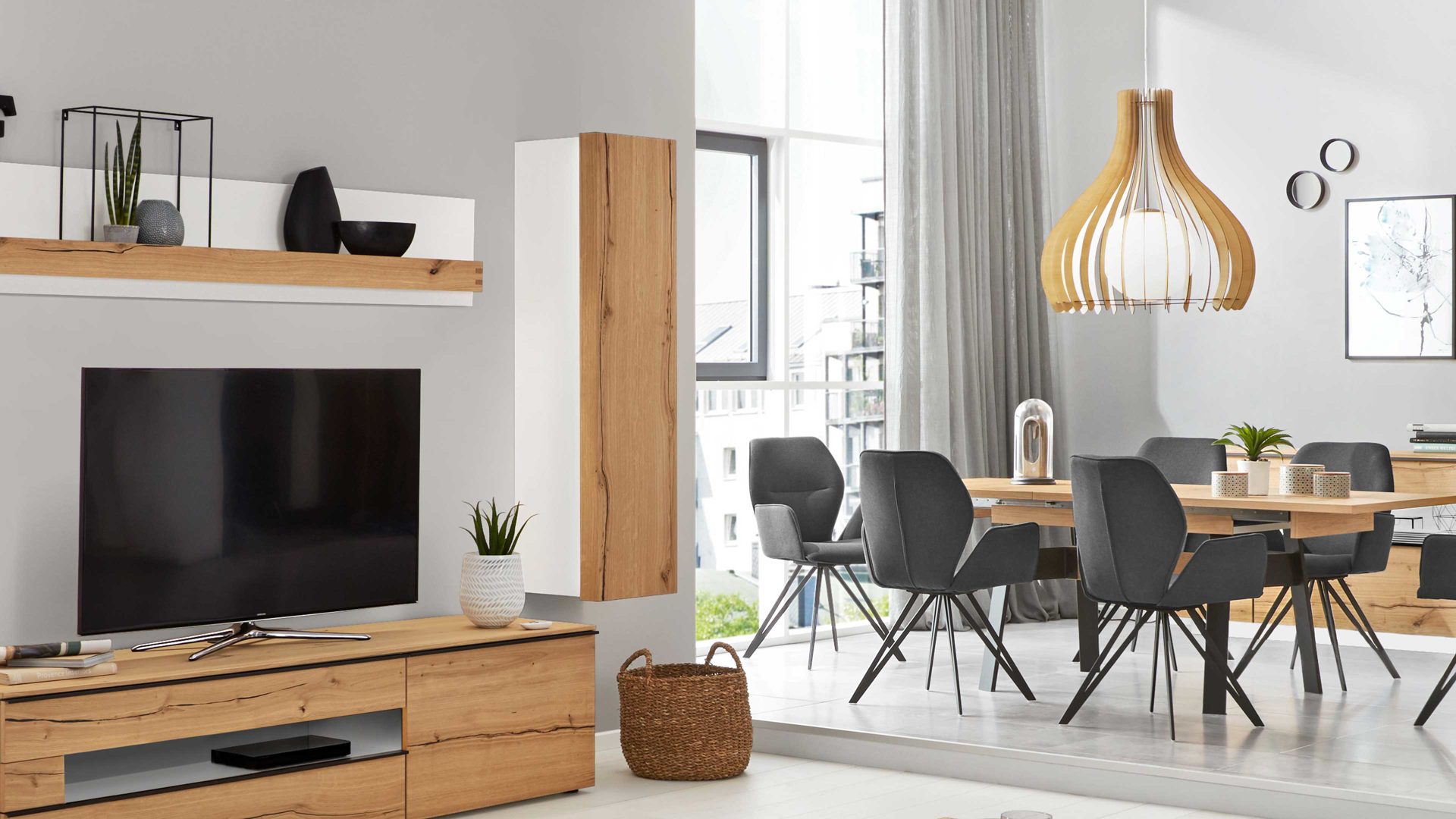 Hängeschrank Interliving aus Holz in Weiß Interliving Wohnzimmer Serie 2103 – Hängeelement 560746 Weiß & Asteiche – eine rechte Tür, Höhe ca. 151 cm