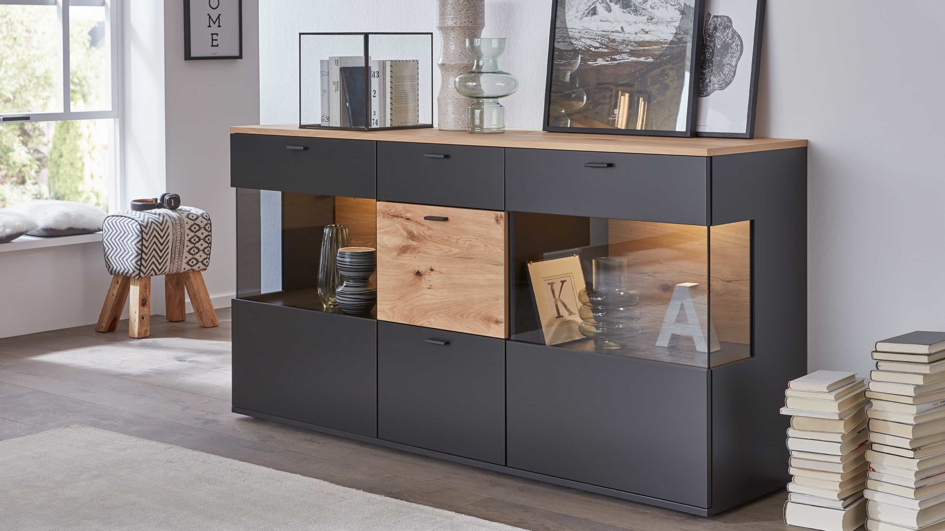 Sideboard Interliving aus Holz in Anthrazit Interliving Wohnzimmer Serie 2104 – Sideboard IL21 Anthrazit & Balkeneiche – drei Türen, drei Schubladen