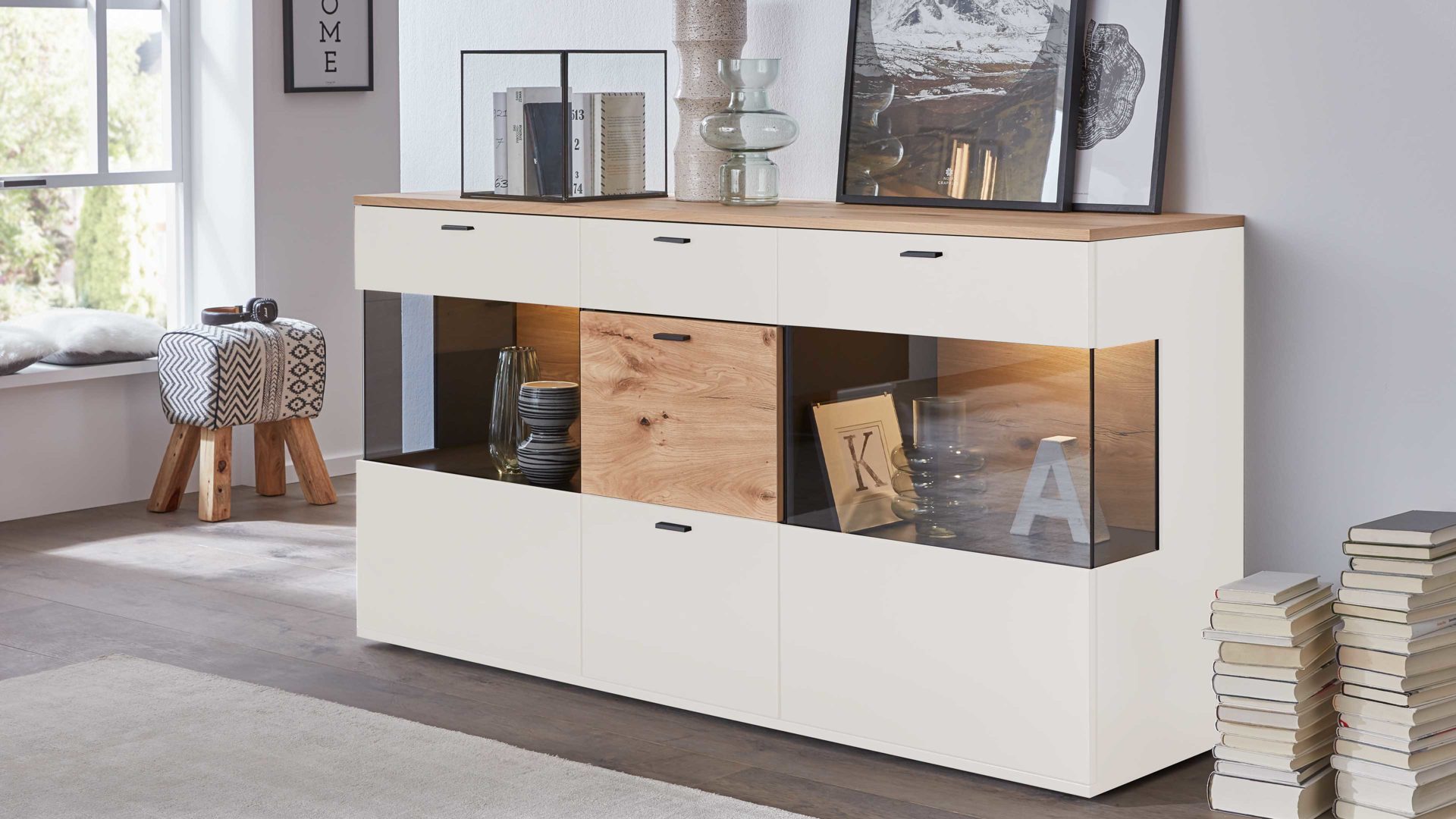 Sideboard Interliving aus Holz in Weiß Interliving Wohnzimmer Serie 2104 – Sideboard IL21 Weiß & Balkeneiche – drei Türen, drei Schubladen