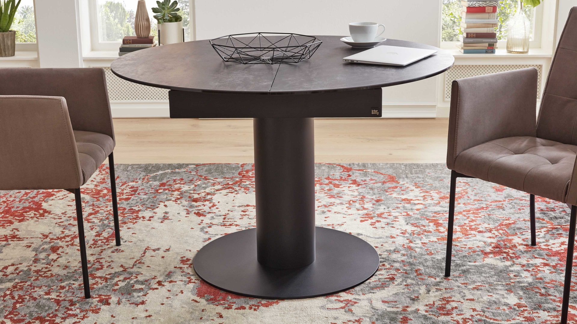 Auszugtisch Interliving aus Keramik in Grau Interliving Esszimmer Serie 5104 – Auszugtisch dunkelgraue Tischplatte Industrial & schwarzes Metallgestell – Durchmesser ca. 120-180 cm