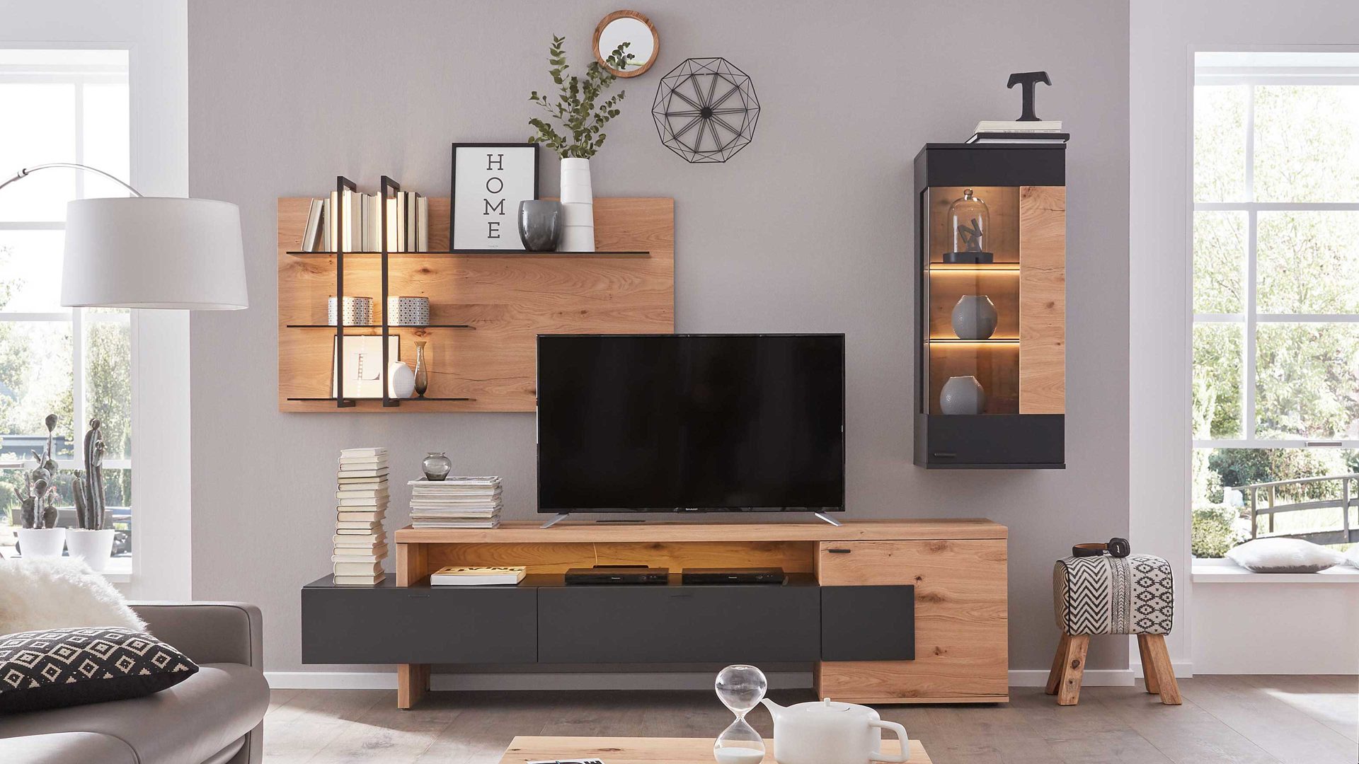 Wohnwand Interliving aus Holz in Anthrazit Interliving Wohnzimmer Serie 2104 – Wohnwand IL2 Anthrazit & Balkeneiche – dreiteilig, Breite ca. 276 cm