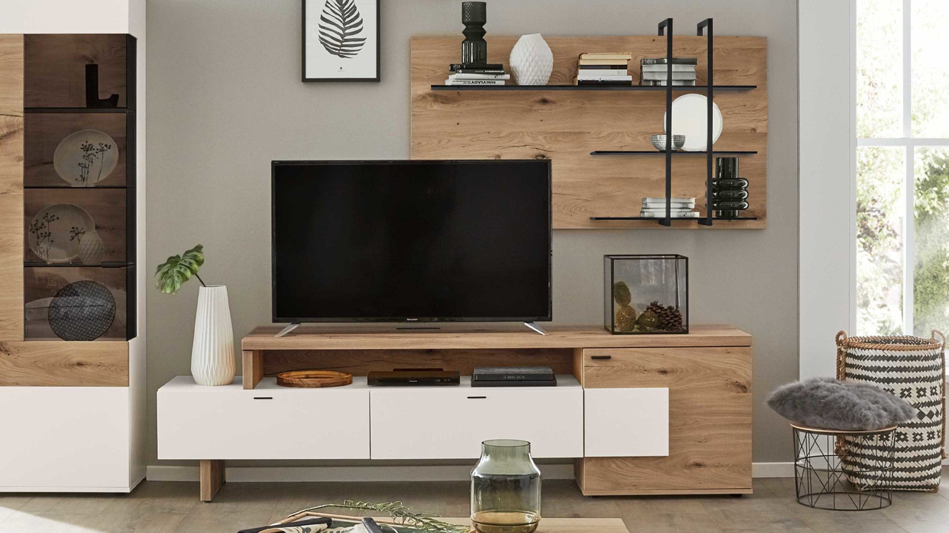 Lowboard Interliving aus Holz in Weiß Interliving Wohnzimmer Serie 2104 – Lowboard TB6 Weiß & Balkeneiche – eine Tür, zwei Schubladen,  Länge ca. 244 cm