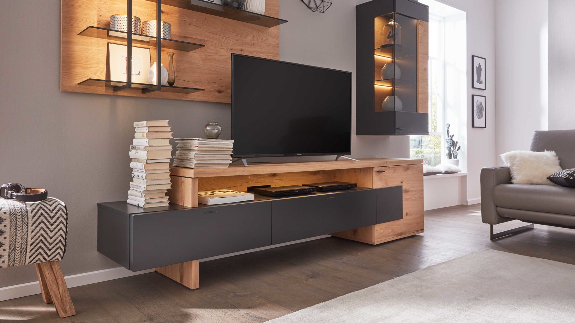 Lowboard Interliving aus Holz in Anthrazit Interliving Wohnzimmer Serie 2104 – Lowboard TB8 Anthrazit & Balkeneiche – eine Tür, zwei Schubladen, Länge ca. 228 cm