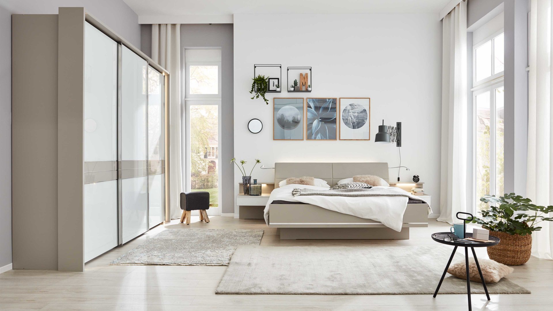Komplettzimmer Interliving aus Holz in Weiß Interliving Schlafzimmer Serie 1009 – Komplettzimmer 001 Metallfüße, Weiß & Kieselgrau - drei Türen, Breite ca. 250 cm