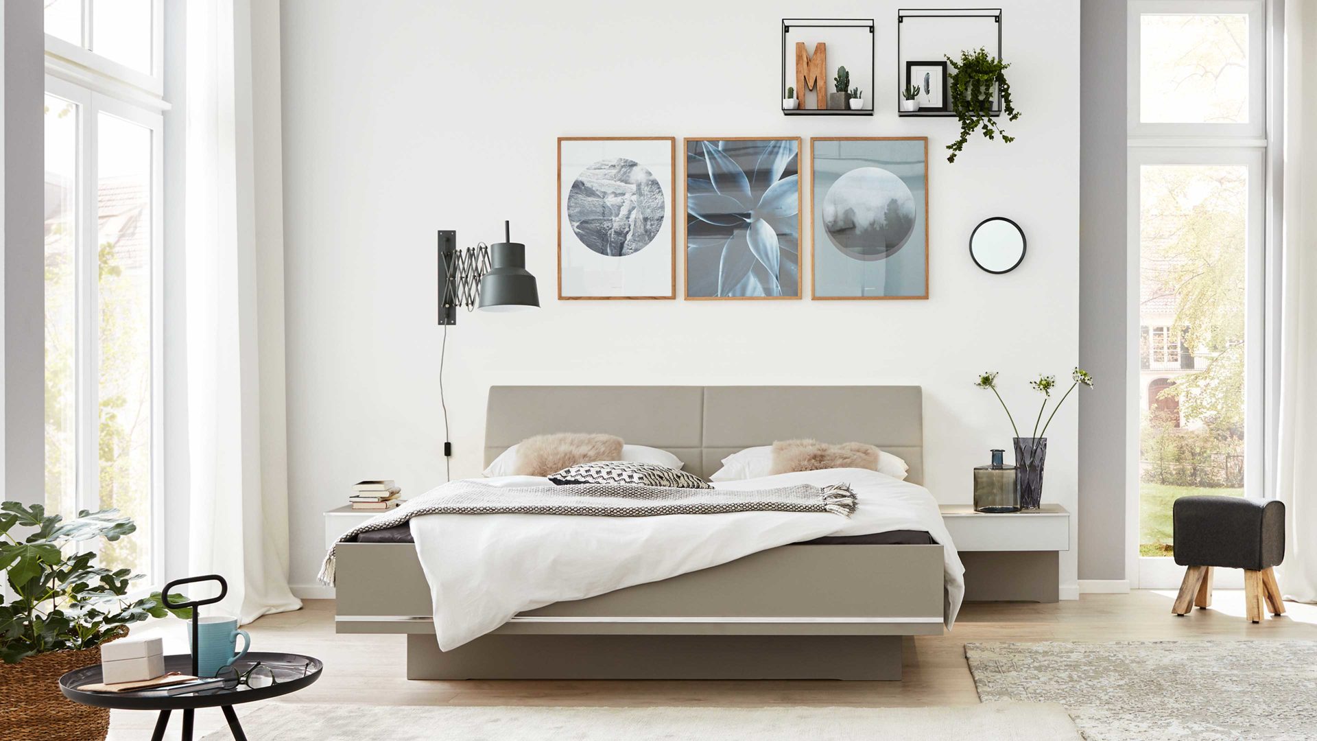 Doppelbett Interliving aus Holz in Grau Interliving Schlafzimmer Serie 1009 – Bettgestell 214 Holzsockel, Kieselgrau – Liegefläche ca. 180 x 200 cm