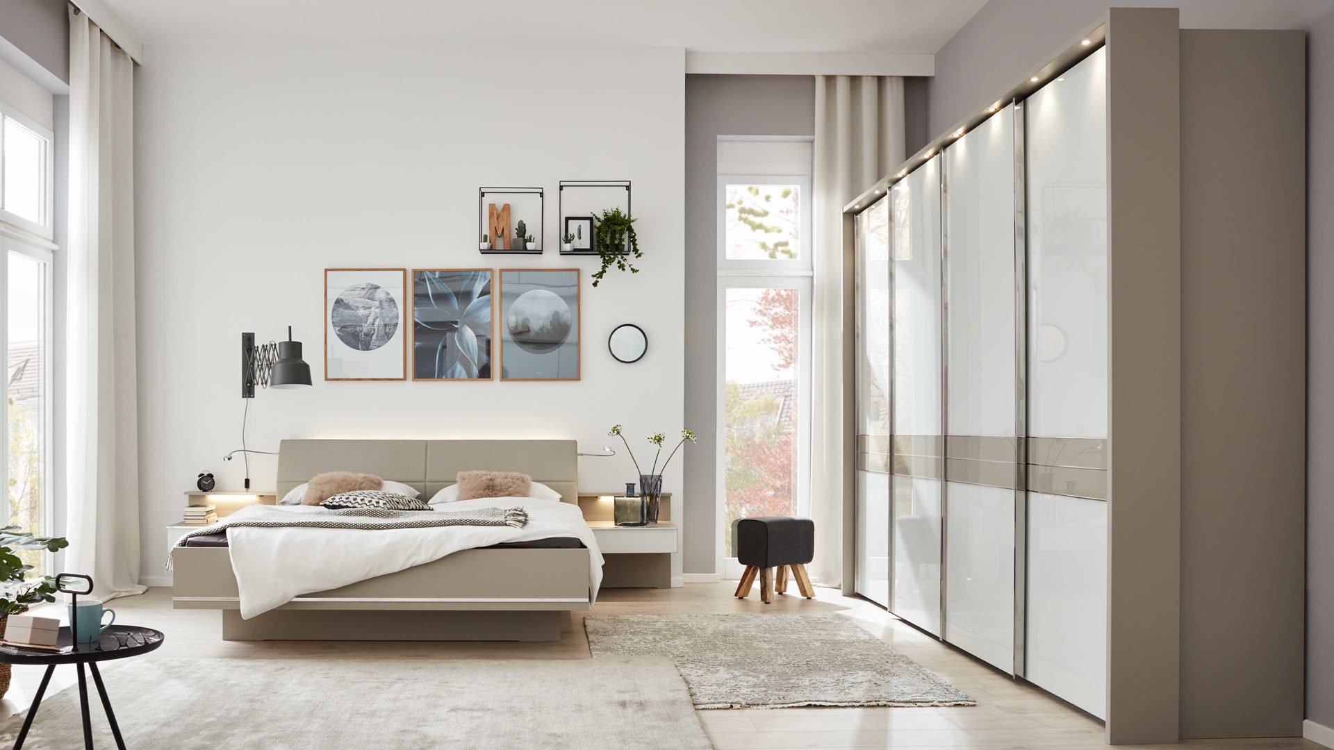 Kleiderschrank Interliving aus Holz in Weiß Interliving Schlafzimmer Serie 1009 – Schwebetürenschrank 785 Weiß & Kieselgrau – vier Türen, Breite ca. 300 cm