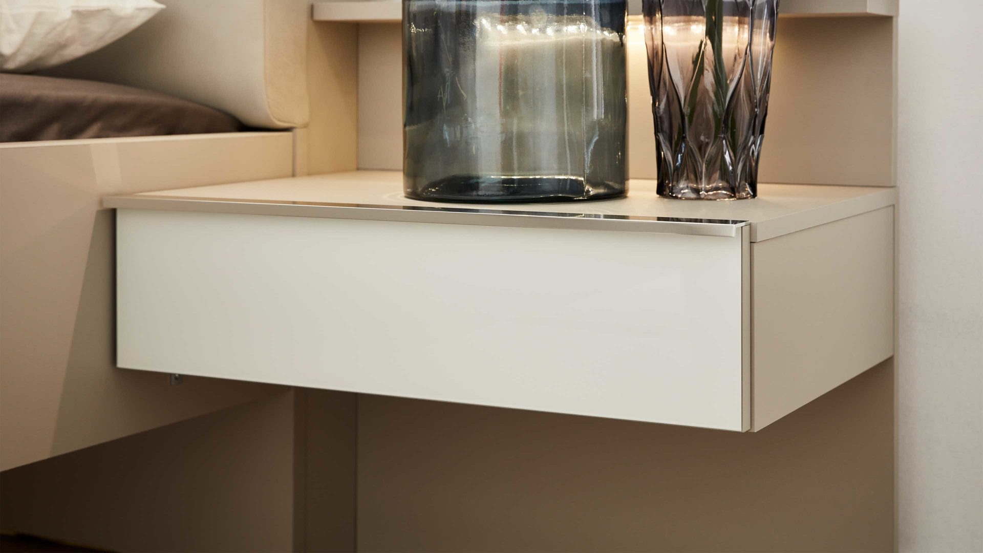 Nachtkommoden-Set Interliving aus Holz in Weiß Interliving Schlafzimmer Serie 1009 – Hängekonsolenkonsolen-Set 076 eine Schublade - Weiß & Kieselgrau