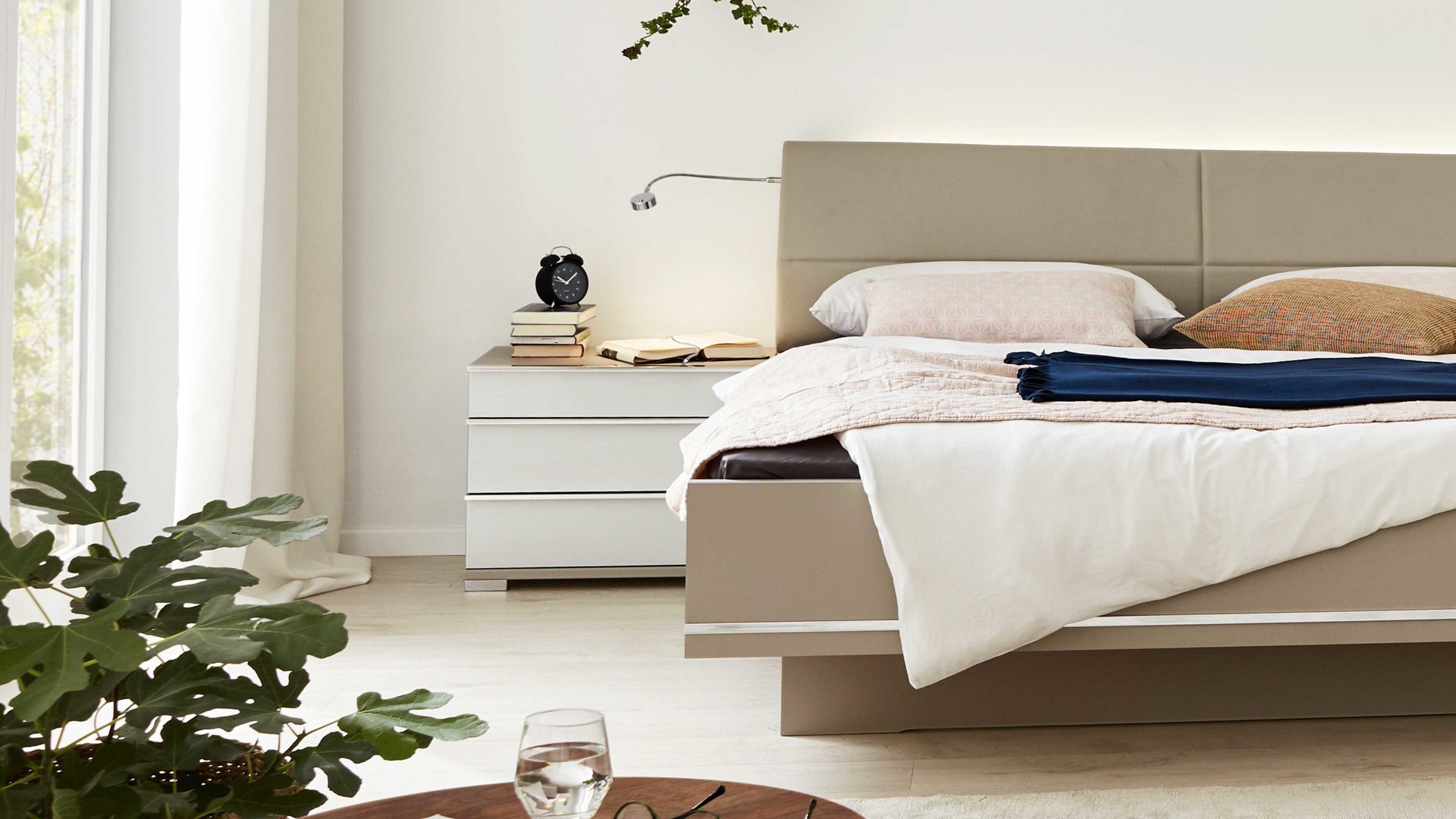 Nachtkommoden-Set Interliving aus Holz in Weiß Interliving Schlafzimmer Serie 1009 – Nachtkommoden-Set 050 2,5 Schubladen - Weiß & Kieselgrau