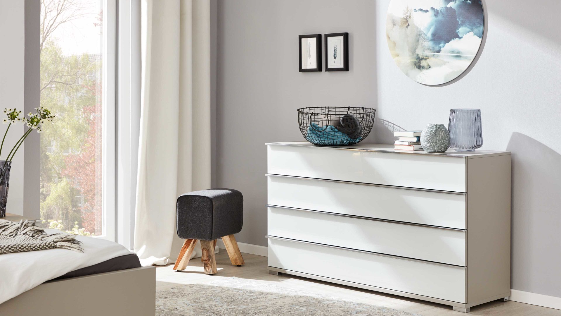 Schubladenkommode Interliving aus Holz in Weiß Interliving Schlafzimmer Serie 1009 – Schubladenkommode 203 Weiß & Kieselgrau – vier Schubladen
