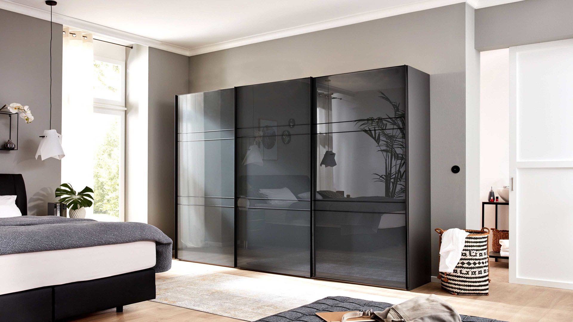 Kleiderschrank Interliving aus Holz in Dunkelgrau Interliving Kleiderschrank Serie 1203 Vulkan & Schwarz – dreitürig