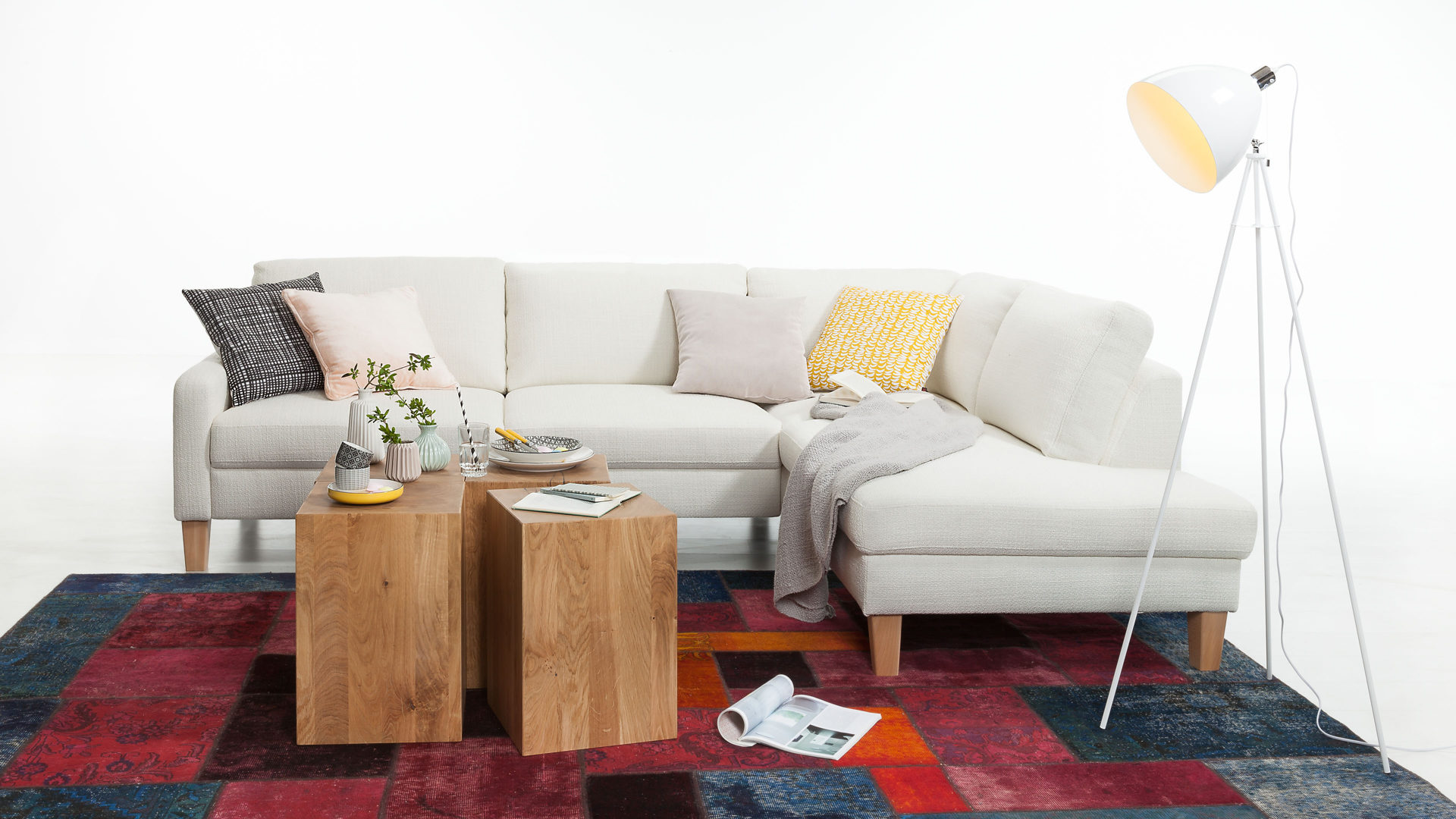 Ecksofa SOFAkultur aus Stoff in Weiß SOFAkultur Ecksofa SK 239 bzw. Eckcouch mit Federkern cremefarbener Stoffbezug Yelda & Buchenholzfüße B – Stellfläche ca. 269 x 200 cm