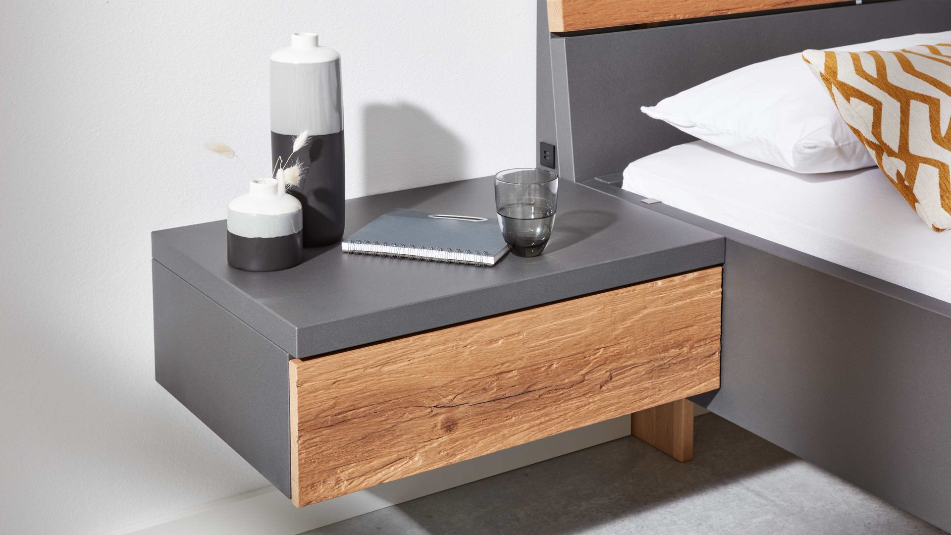 Nachtkommode Interliving aus Holz in Dunkelgrau Interliving Schlafzimmer Serie 1025 – Hängekonsole links, eine Schublade - Graphit & Balkeneiche gehackt