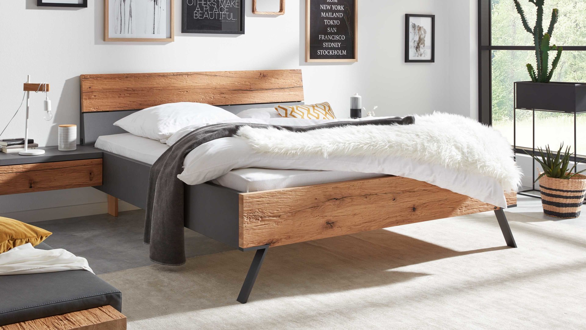 Bettgestell Interliving aus Holz in Dunkelgrau Interliving Schlafzimmer Serie 1025 – Bettgestell Liegefläche ca. 160 x 200 cm - Graphit & Balkeneiche gehackt