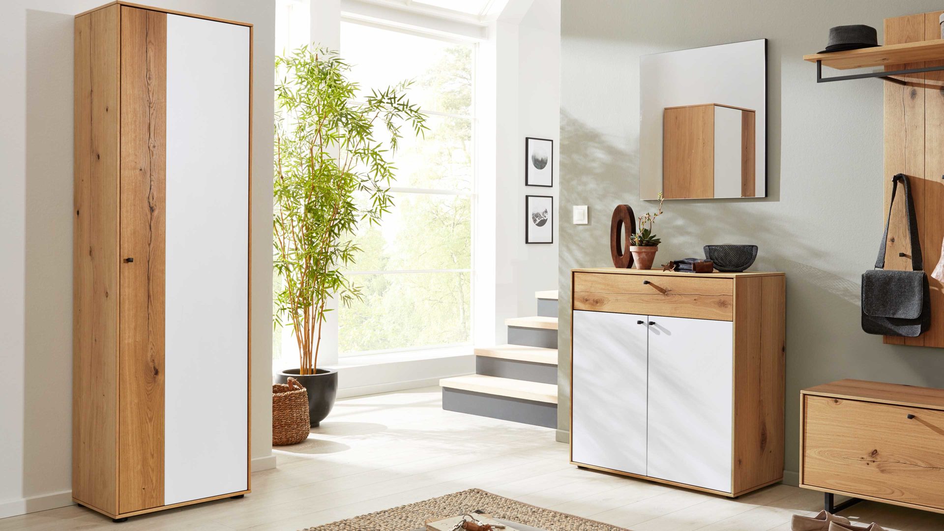 Garderobenschrank Interliving aus Holz in Weiß Interliving Garderoben Serie 6007 – Garderobenschrank weißer Mattlack & Asteiche – eine Tür