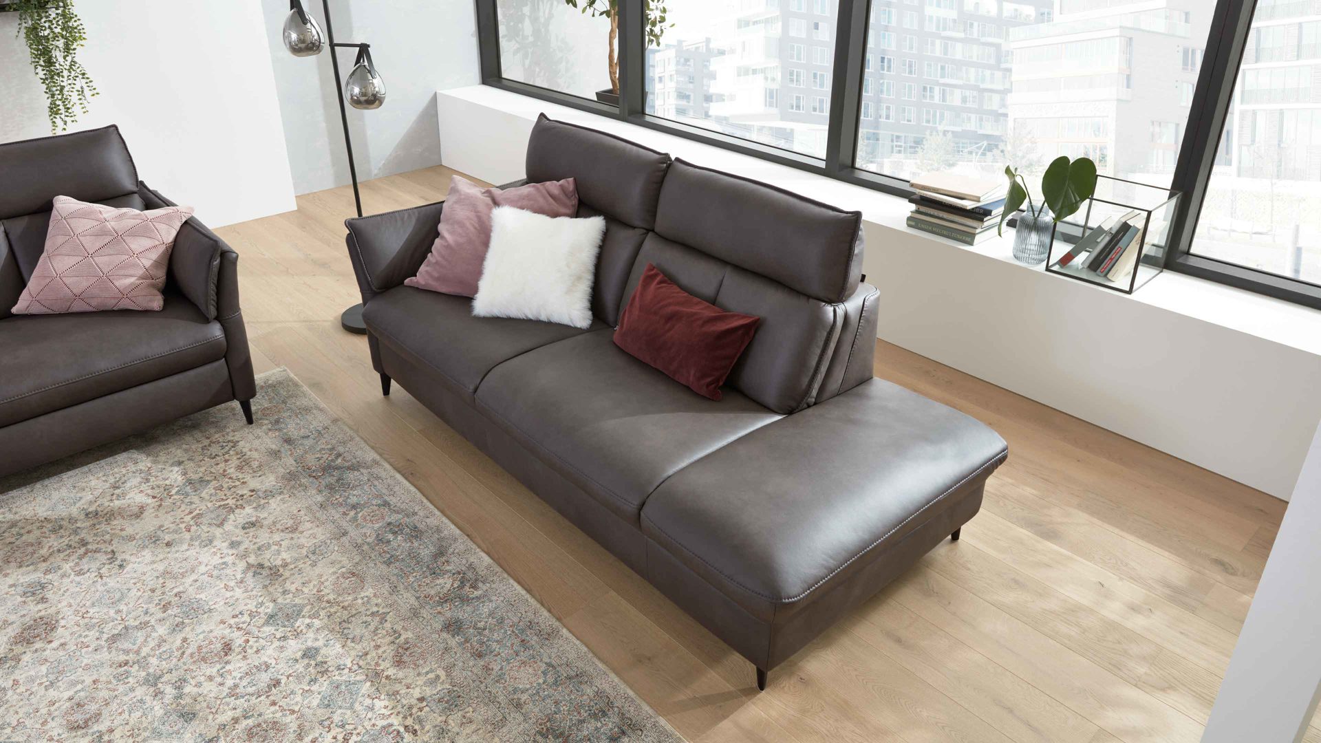 Recamiere Interliving aus Leder in Dunkelgrau Interliving Sofa Serie 4058 – Recamiere 2,5RECLKV graues LongLife-Leder Cloudy - Länge ca. 218 cm