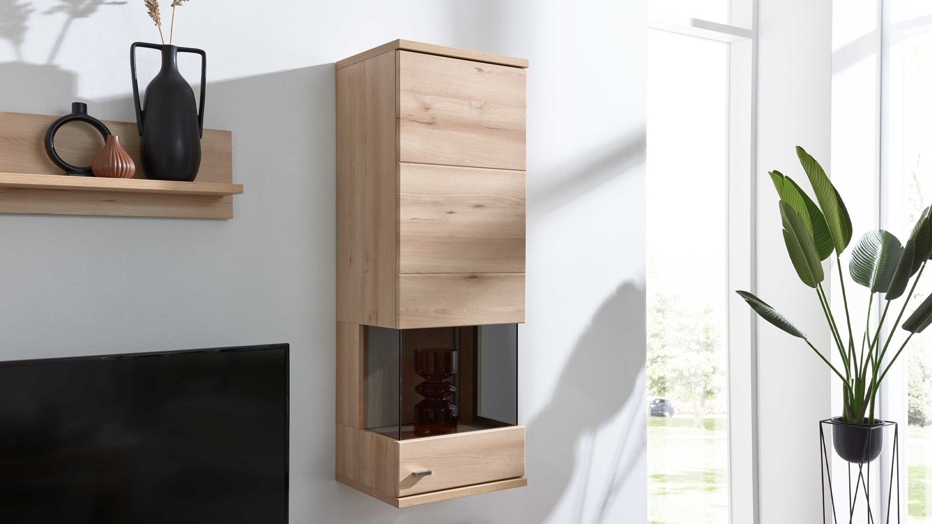 Vitrine Interliving aus Holz in Holzfarben Hell Interliving Wohnzimmer Serie 2110 - Hängevitrine Naturbuche - eine Tür, Höhe ca. 130 cm