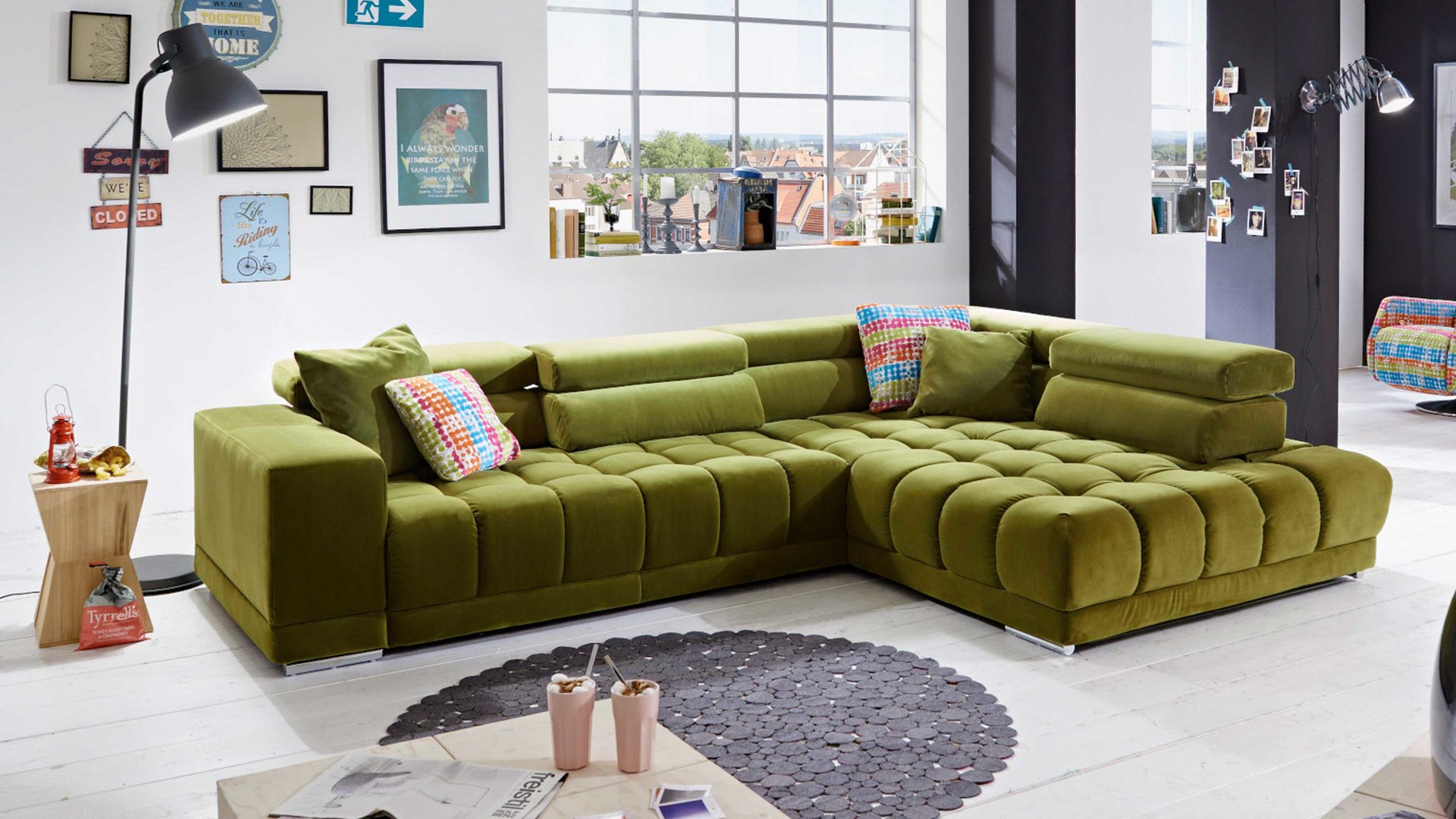 Ecksofa KAWOO® aus Stoff in Grün KAWOO Polster Serie VS-MP1038 - Ecksofa bzw. Polstermöbel moosgrüne Mikrofaser Salsa & silberfarbene Füße - Stellfläche ca. 323 x 222 cm