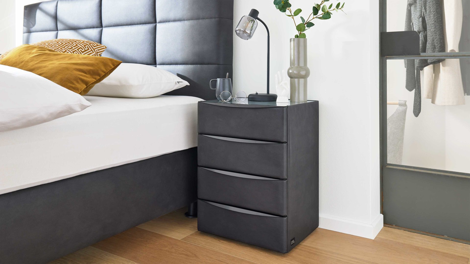 Nachtkommode Interliving aus Holz in Anthrazit Interliving Boxspringbett Serie 1402 – Nachtkommode 64 anthrazitfarbenes Kunstleder Santiago 472000 – vier Schubladen