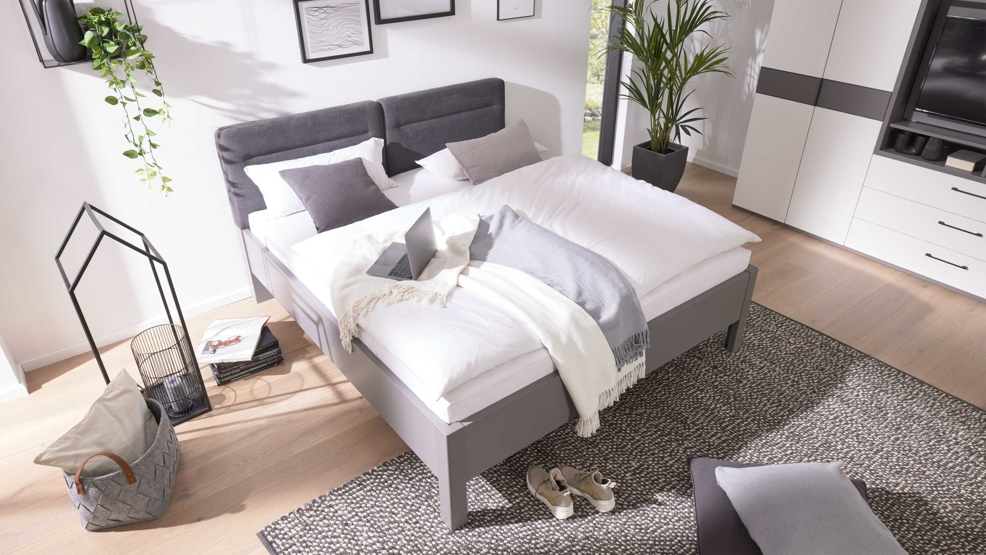 Bettgestell Interliving aus Holz in Dunkelgrau Interliving Kleiderschrank Serie 1207 – Bettgestell Manhattan & anthrazitfarbener Stoff - Liegefläche ca. 180 x 200 cm