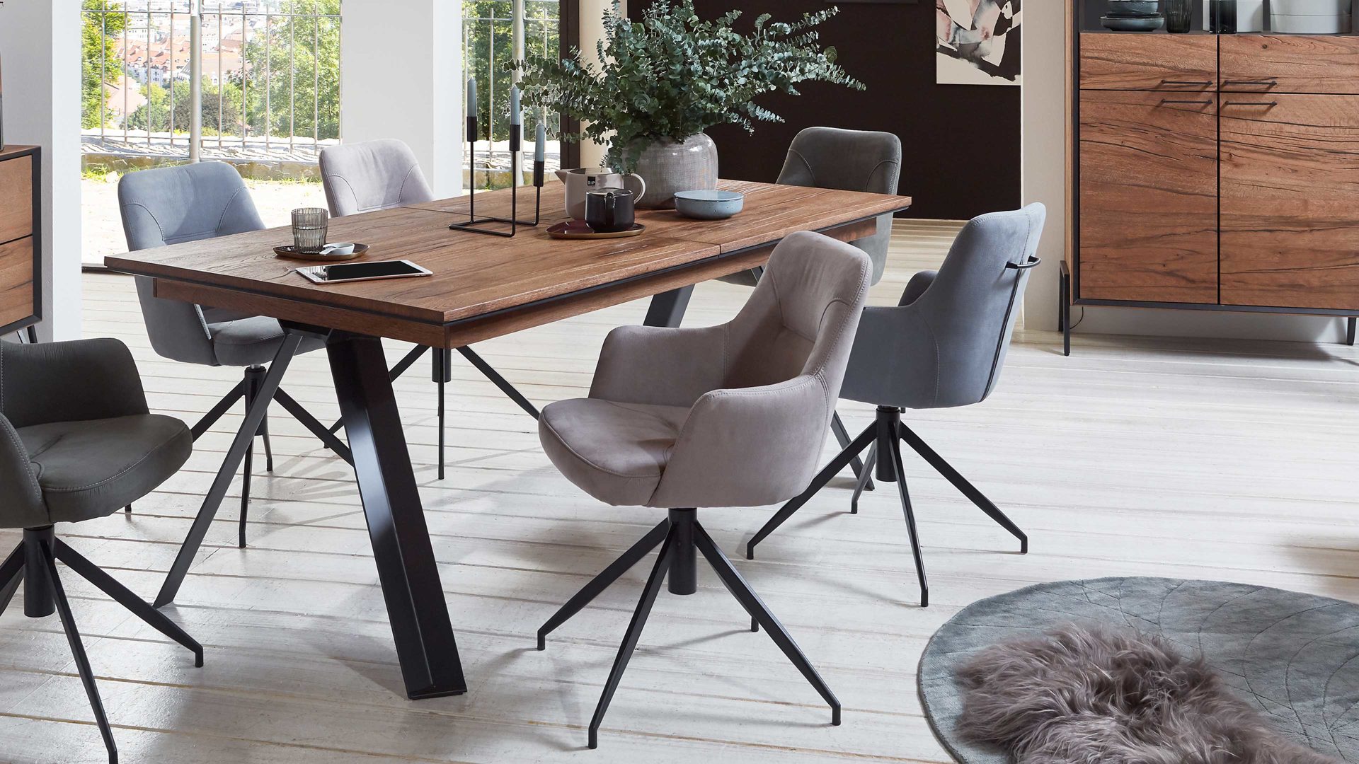 Polsterstuhl WOODS & TRENDS aus Stoff in Hellgrau WOODS & TRENDS Armlehnstuhl Eifel - Polsterstuhl holzkohlefarbener Bezug Savannah & schwarzes Metall