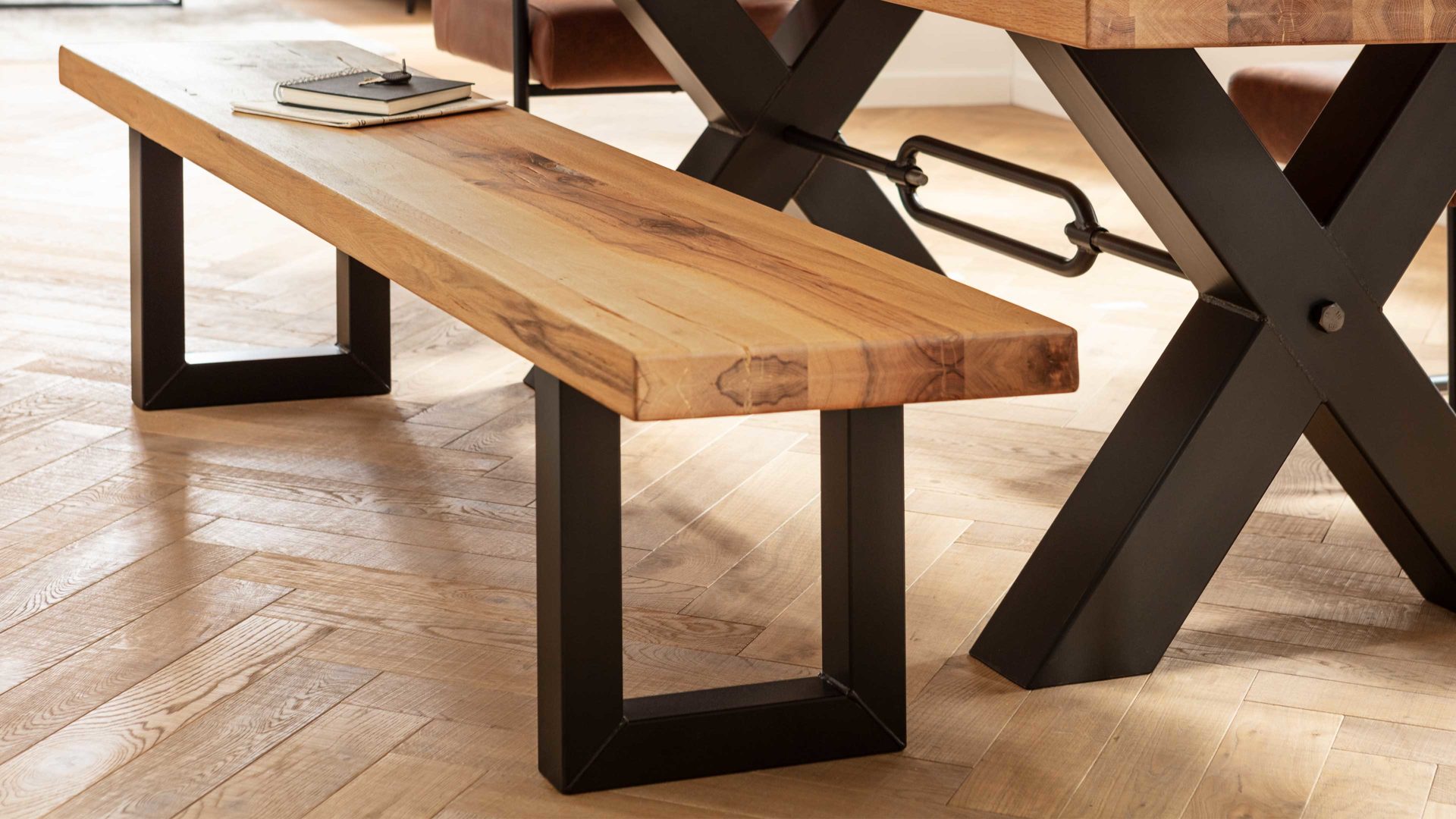 Holzbank WOODS & TRENDS aus Holz in Holzfarben WOODS & TRENDS Vintage-Dining - Massivholzbank Balkeneiche & geschwärztes Roheisen - Länge ca. 160 cm