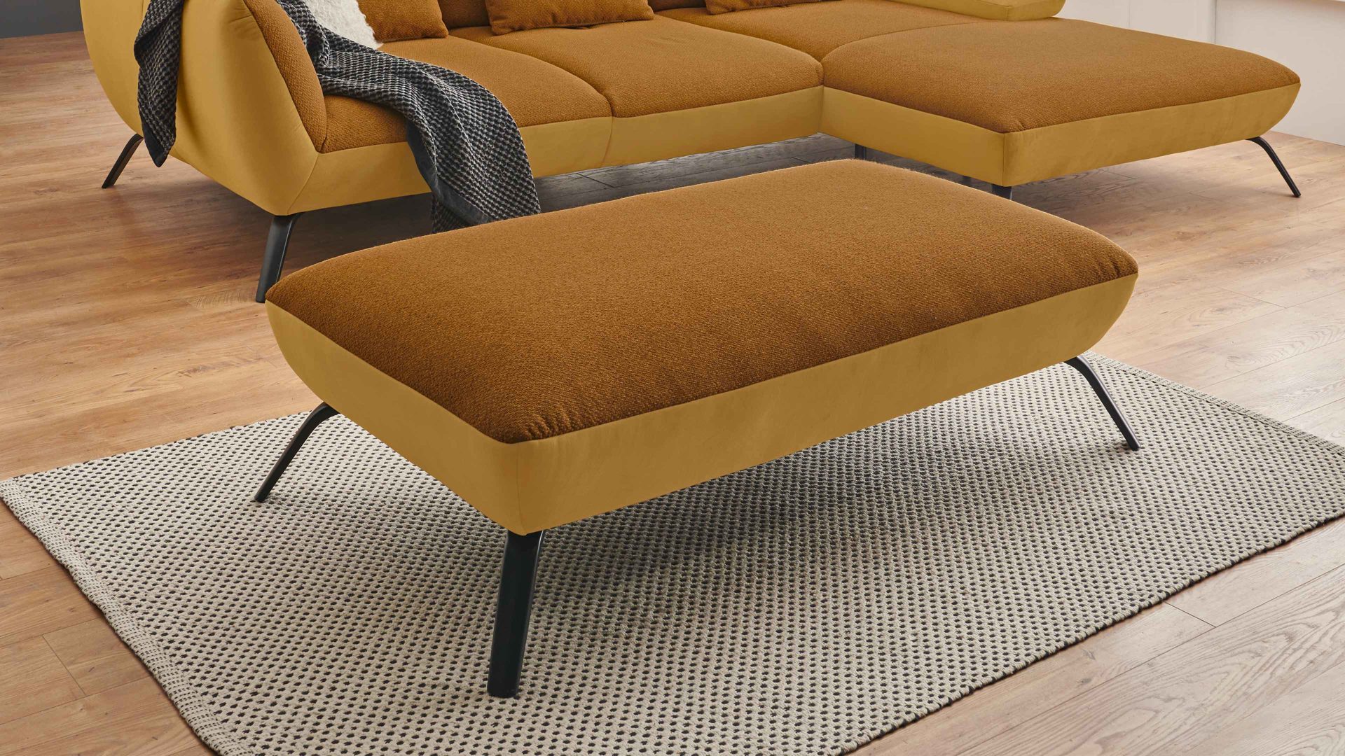 Polsterhocker KAWOO aus Stoff in Gelb KAWOO Polsterprogramm Dover Plus - Polsterhocker senffarbenes Flachgewebe Portofino & goldfarbene Maschenware Riviera - ca. 142 x 80 cm