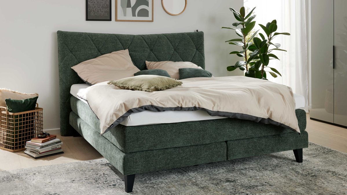 Boxspringbett Interliving aus Stoff in Grün Interliving Bettensystem Serie 1420 - Boxspringbett moosgrüne Chenille Toni & schwarze Holzfüße - Liegefläche ca. 180 x 200 cm
