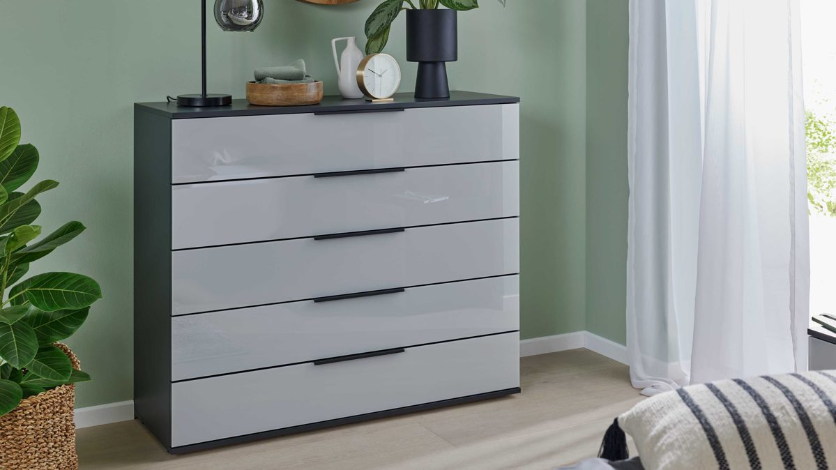Schubladenkommode Interliving aus Holz in Hellgrau Interliving Schlafzimmer Serie 1210 – Schubladenkommode Seidengrau & Basalt - fünf Schubladen, Breite ca. 120 cm